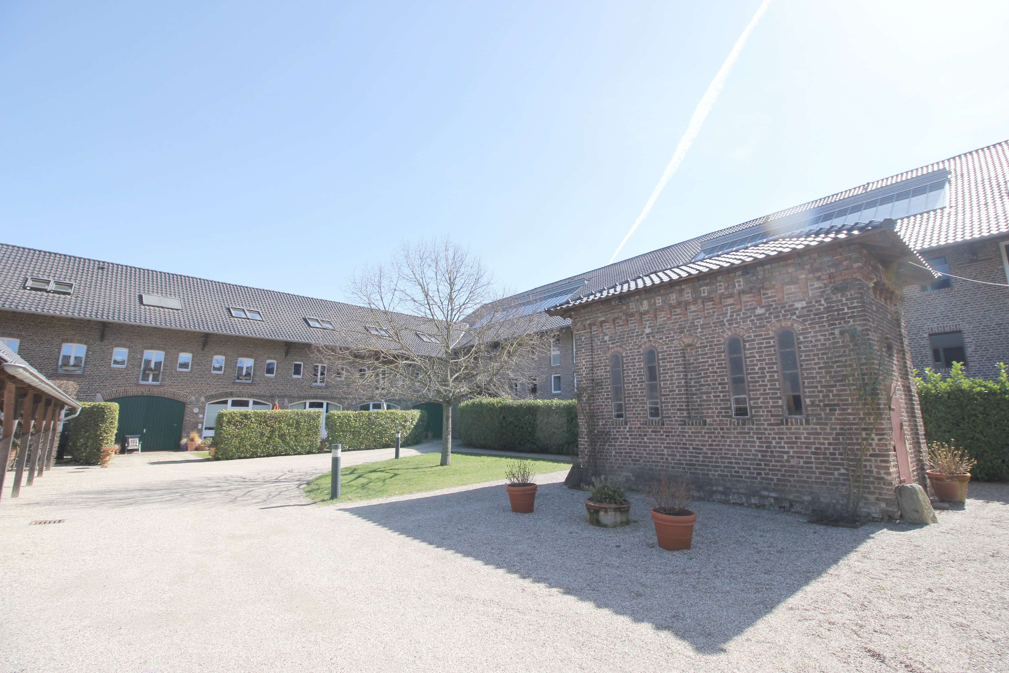 Verkauft! Außergewöhnliche Galeriewohnung mit Außenstellplatz in historischem Vierkanthof