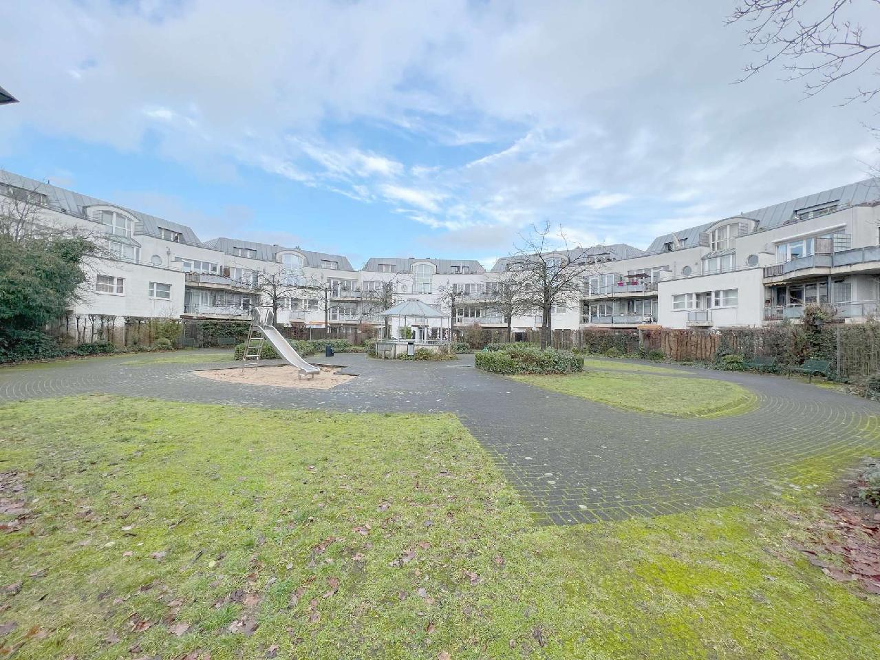 Neuss-Stadionviertel: Helle 3-Zimmer-Wohnung mit Aufzug, Loggia und 2 Bädern, sofort frei !!!