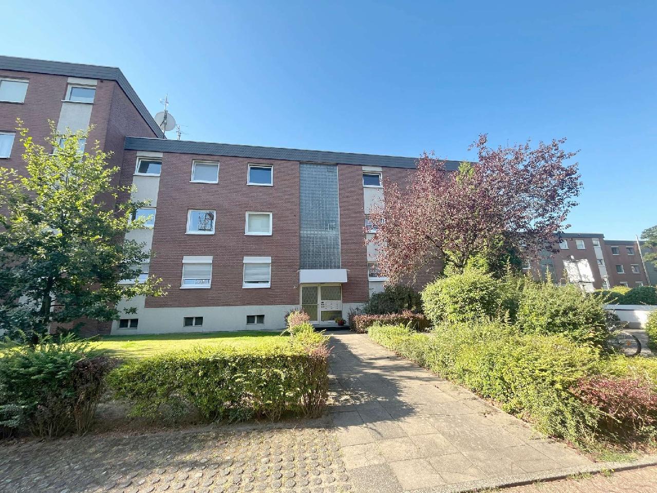Modernisierungsbedürftiges Apartment mit großer Loggia in ruhiger Anliegerstraße