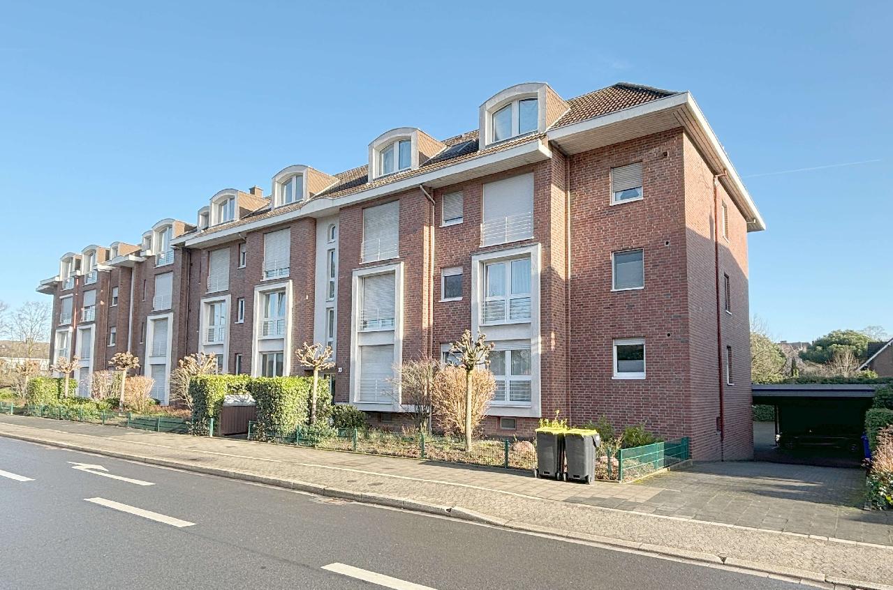 Verkauft! 2-3 Zi.-DG-Wohnung mit Garage, EBK und Balkon im beliebten Stadionviertel