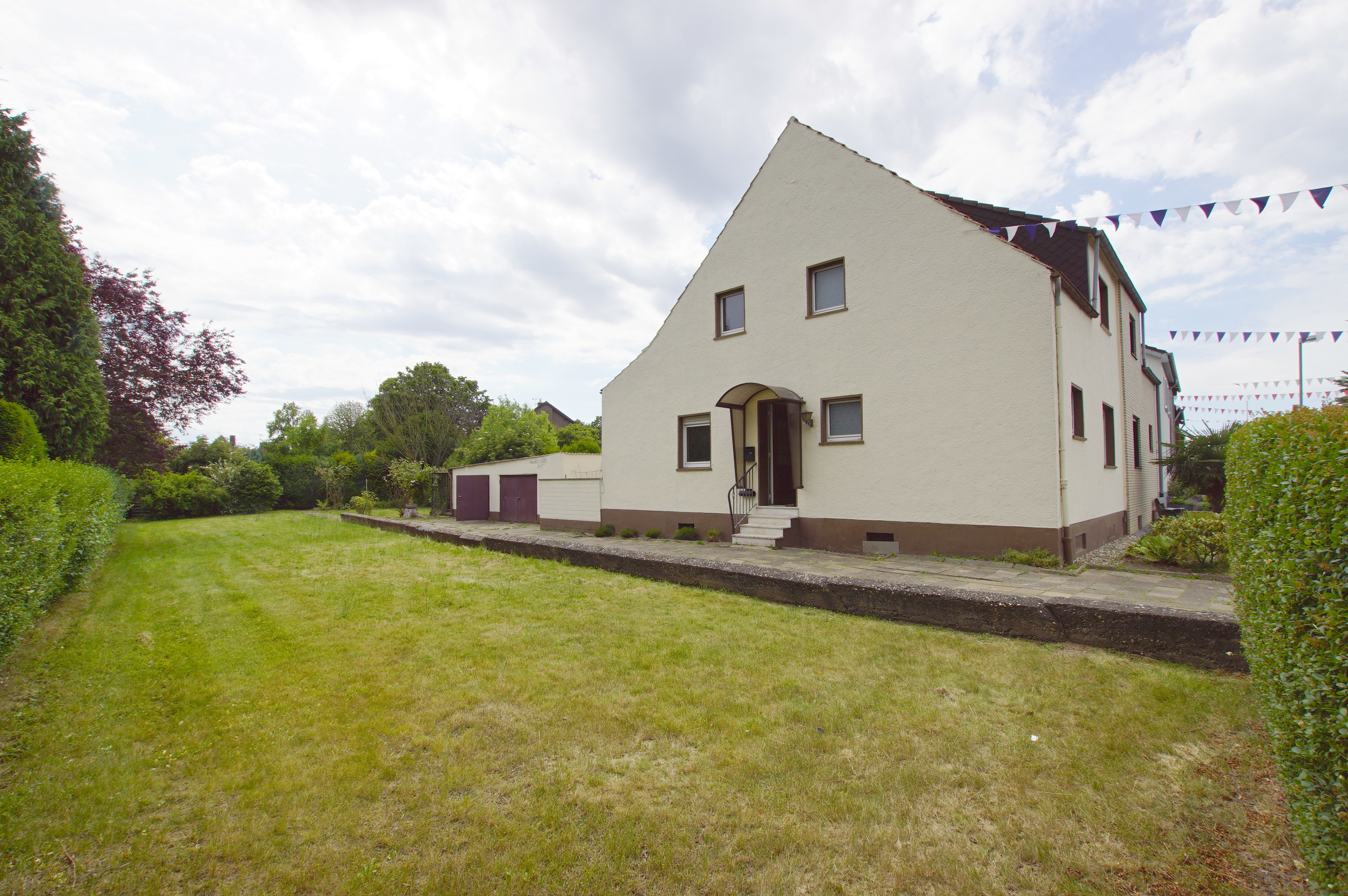 NE-Grefrath: Großes Grundstück mit vielen Möglichkeiten und ...