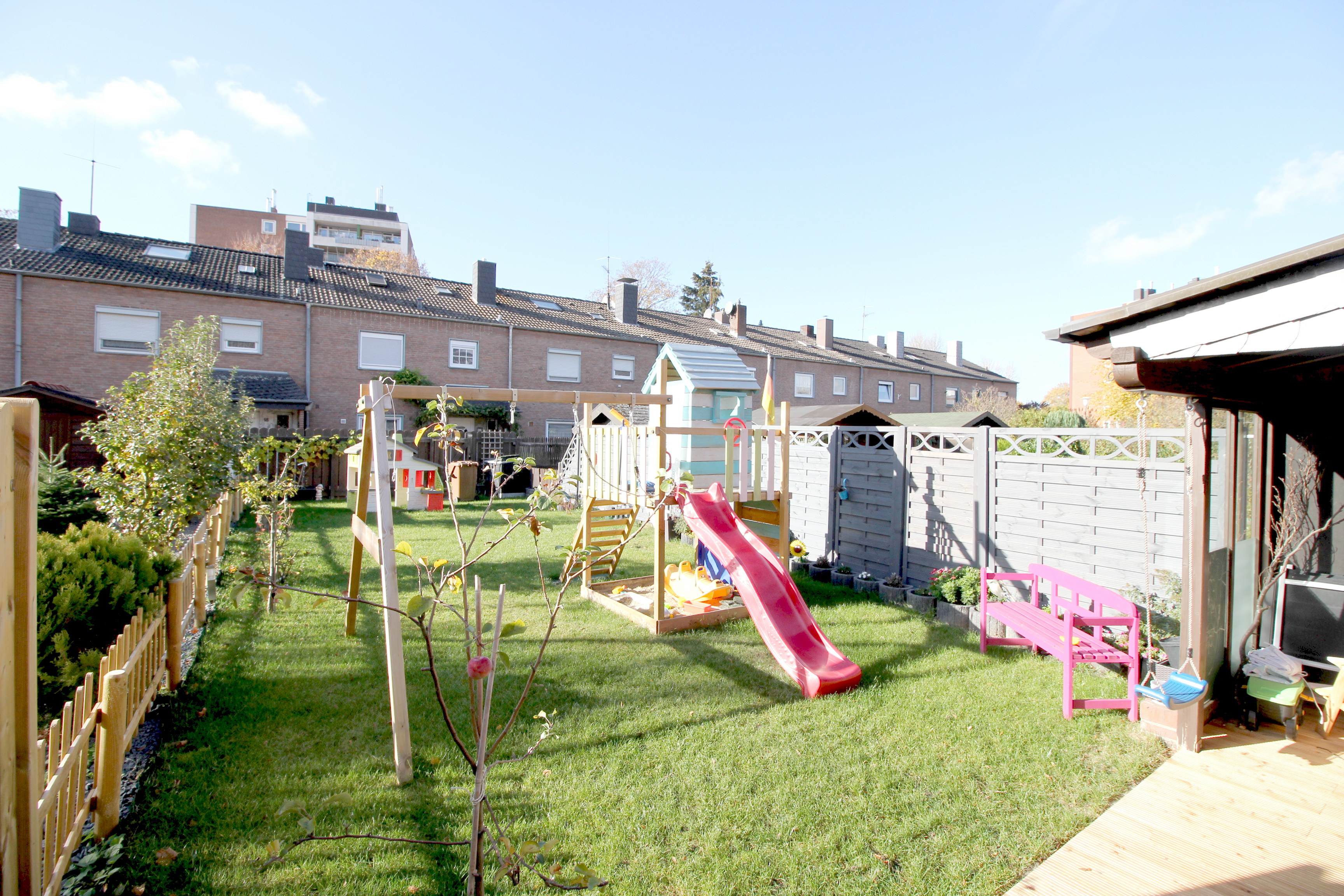 Verkauft! Saniertes Reihenmittelhaus mit Garten, Garage und ausbaufähigem Dachgeschoss