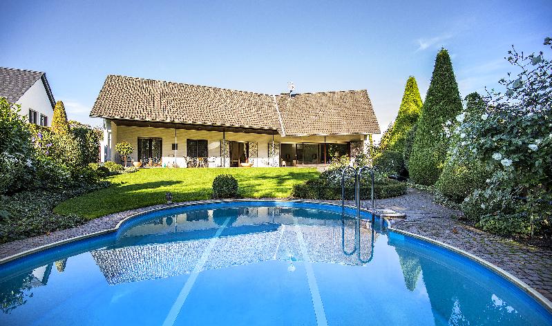 Verkauft! Neuss-Selikum: Sehr gepflegte große Unternehmervilla mit Gartenpool in Bestlage