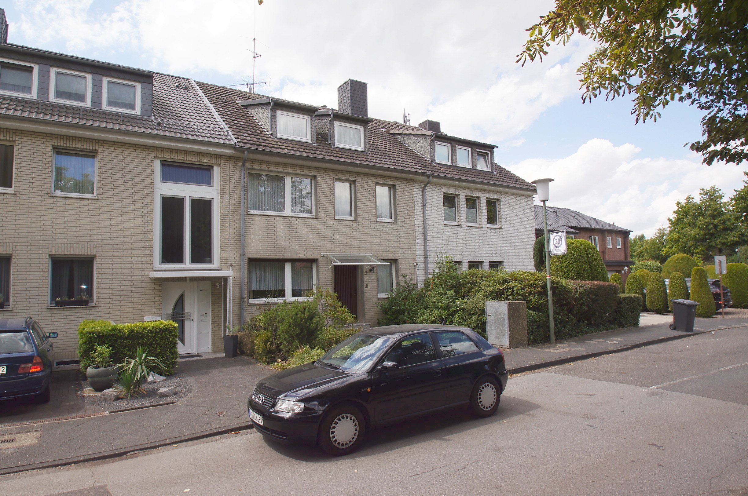 Verkauft! Schönes Reihenmittelhaus mit 5 Zimmern und Garten in Meerbusch