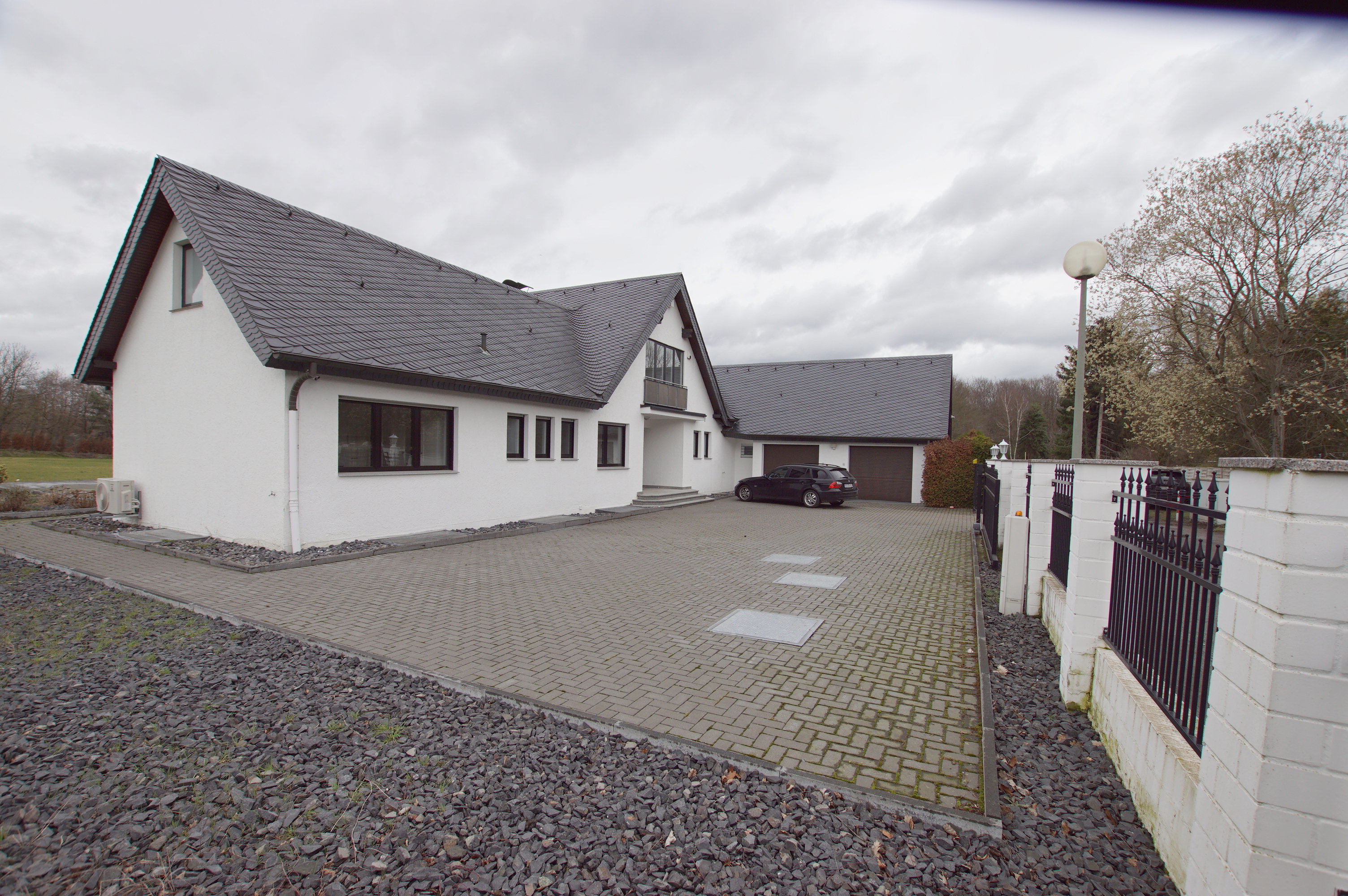 Ein Haus mit See !!! Sehr große Villa mit eigenem See und