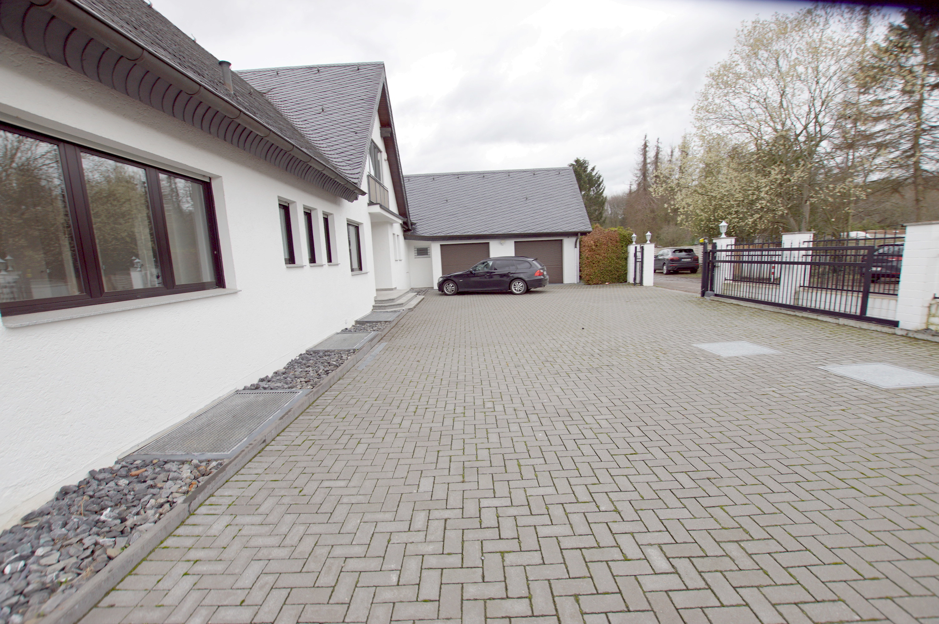 Ein Haus mit See !!! Sehr große Villa mit eigenem See und