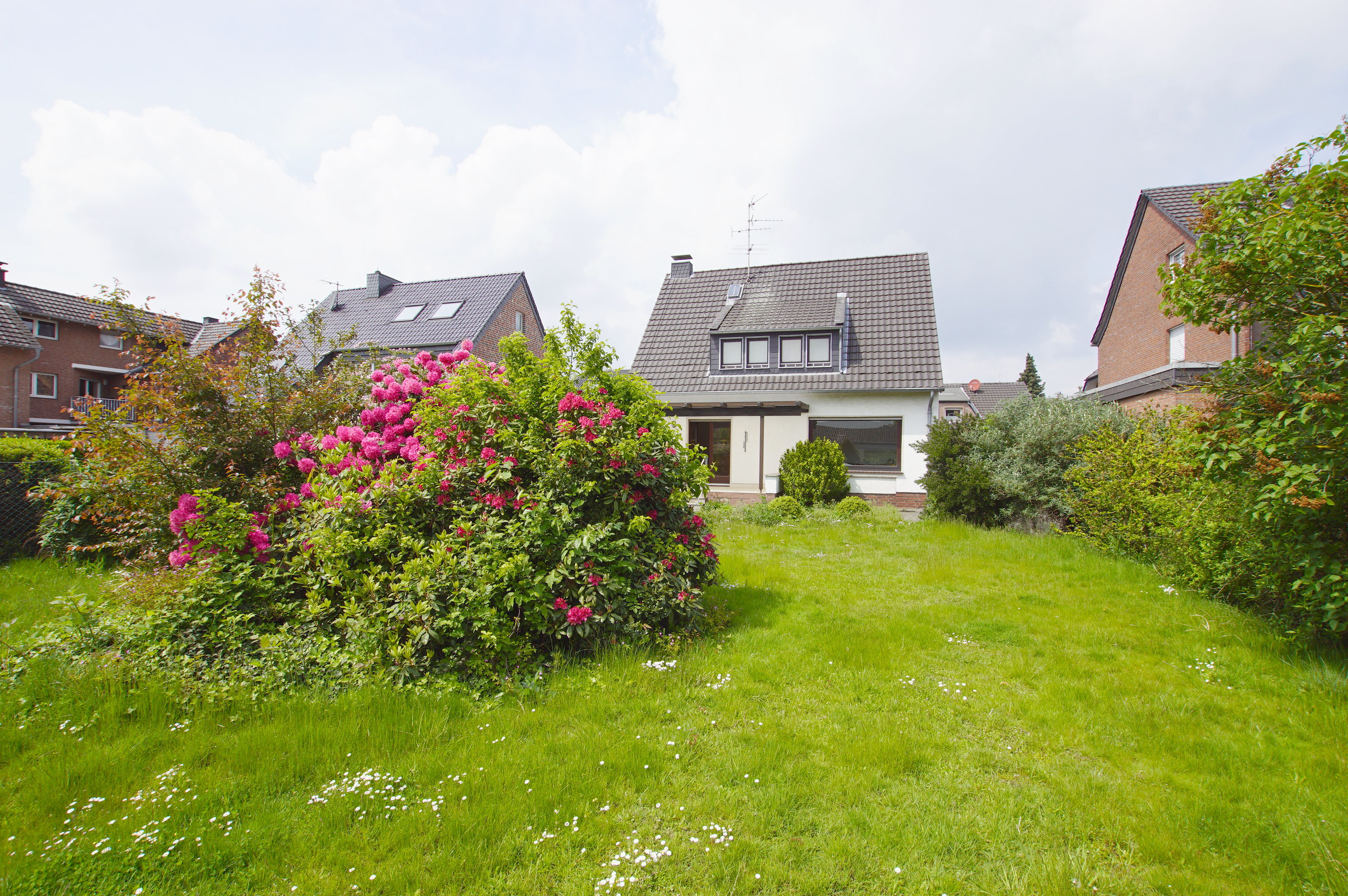 Verkauft! Seltenheit, freistehendes 1-Fam.Hs. mit großem Garten, modernisierungsbedürftig