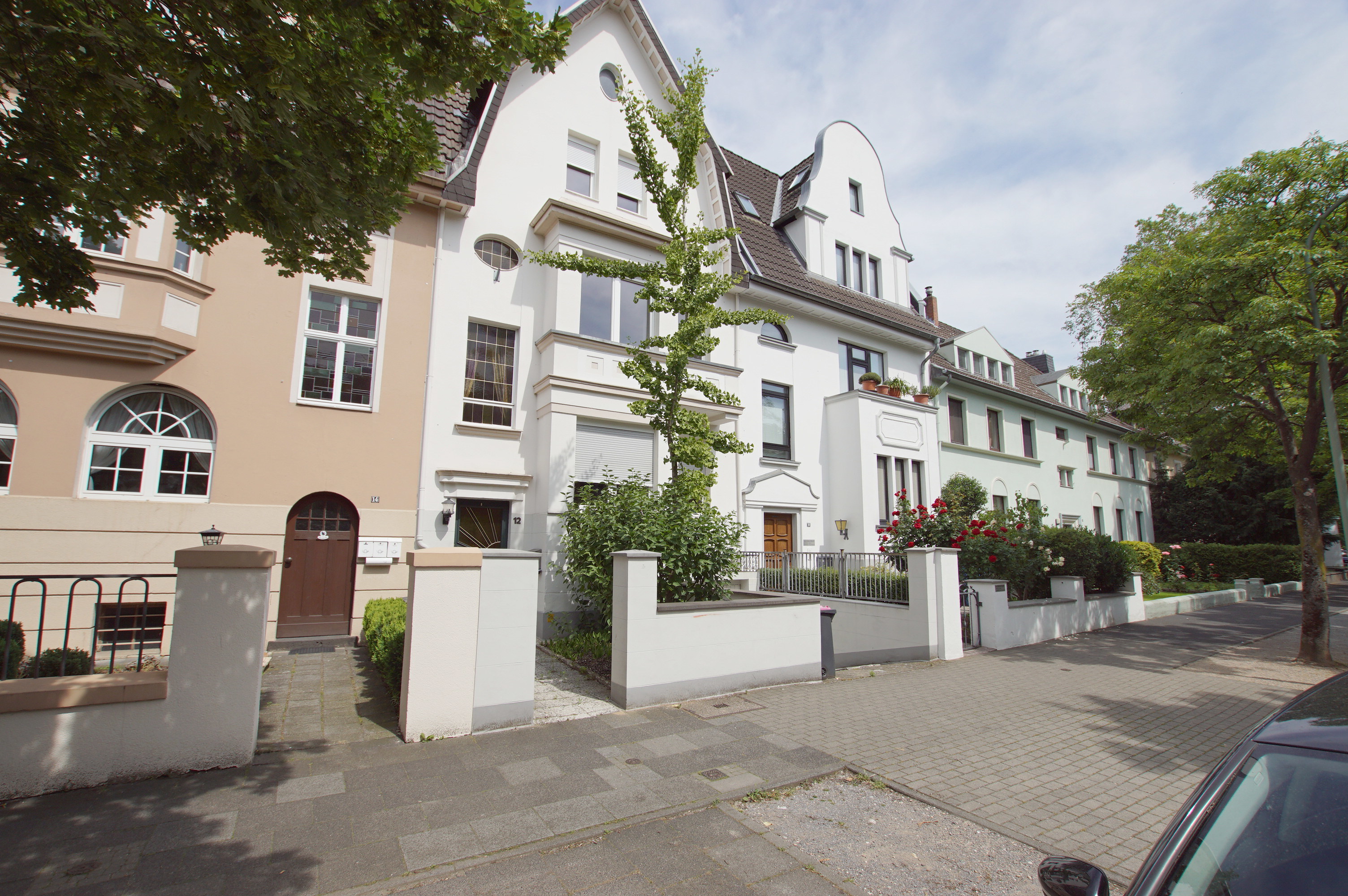 Verkauft! Neuss-Furth: Mächtiges Einfamilien-Stadthaus mit Garage und Garten