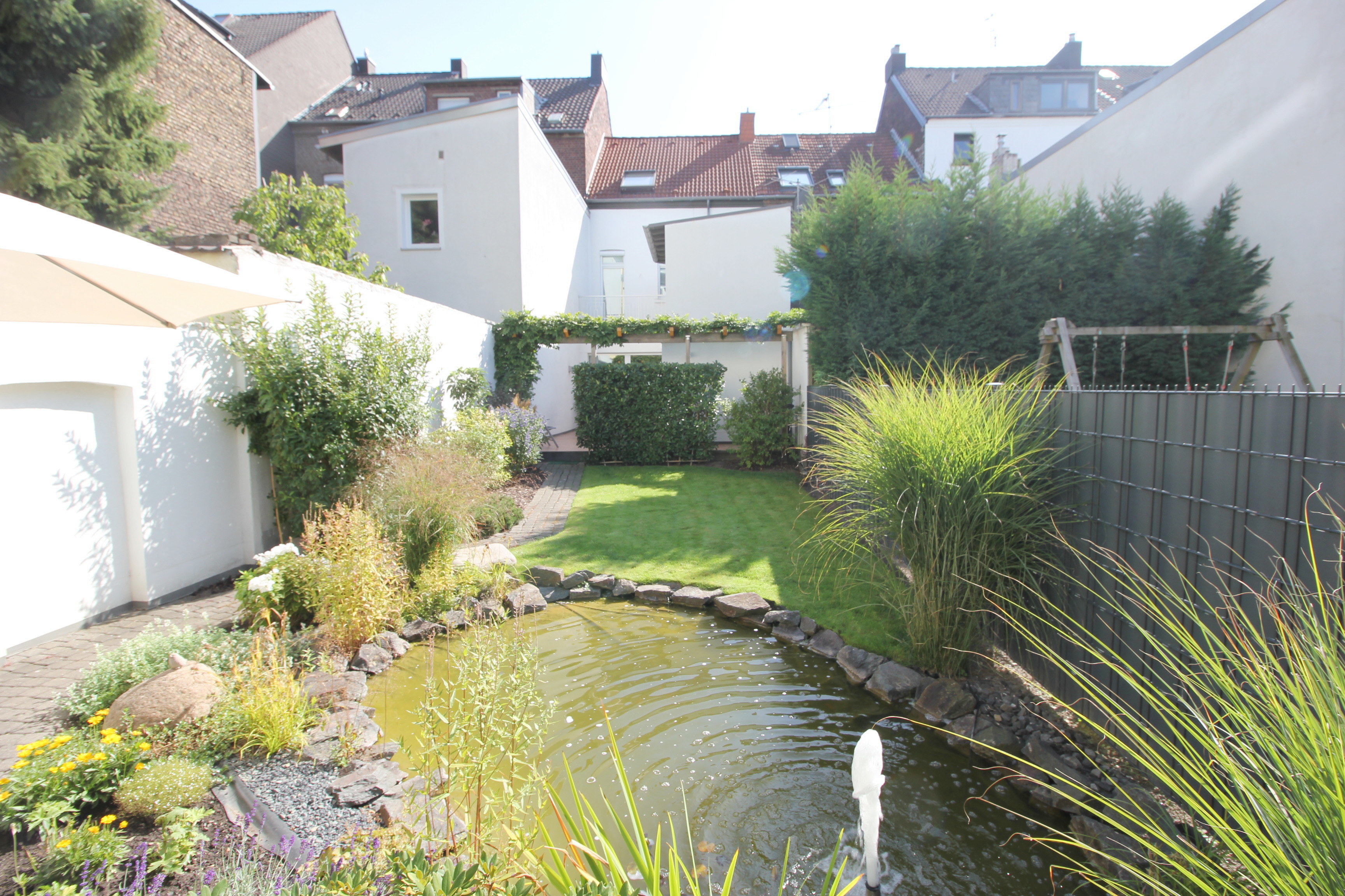 Verkauft! Modernisiertes Reihenhaus mit schönem Garten in gefragter Lage von Neuss