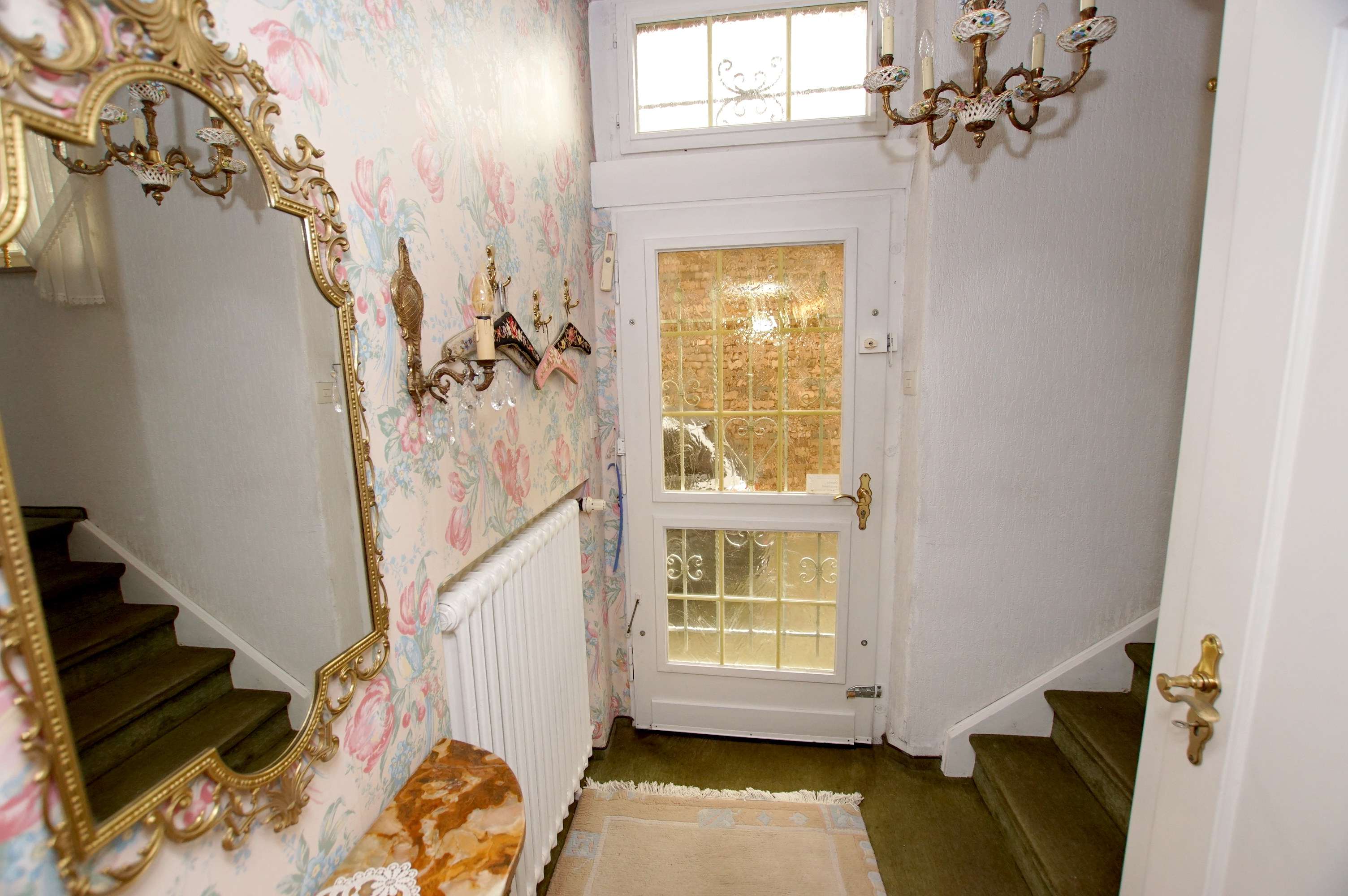 Einfamilienhaus mit Innenhof, Garagen und großem Garten in guter