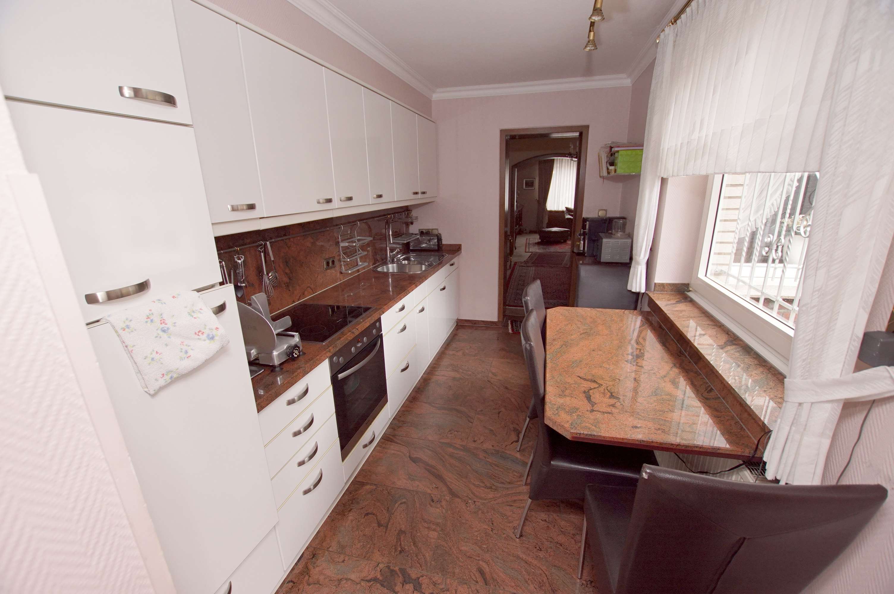 Einfamilienhaus mit Innenhof, Garagen und großem Garten in guter