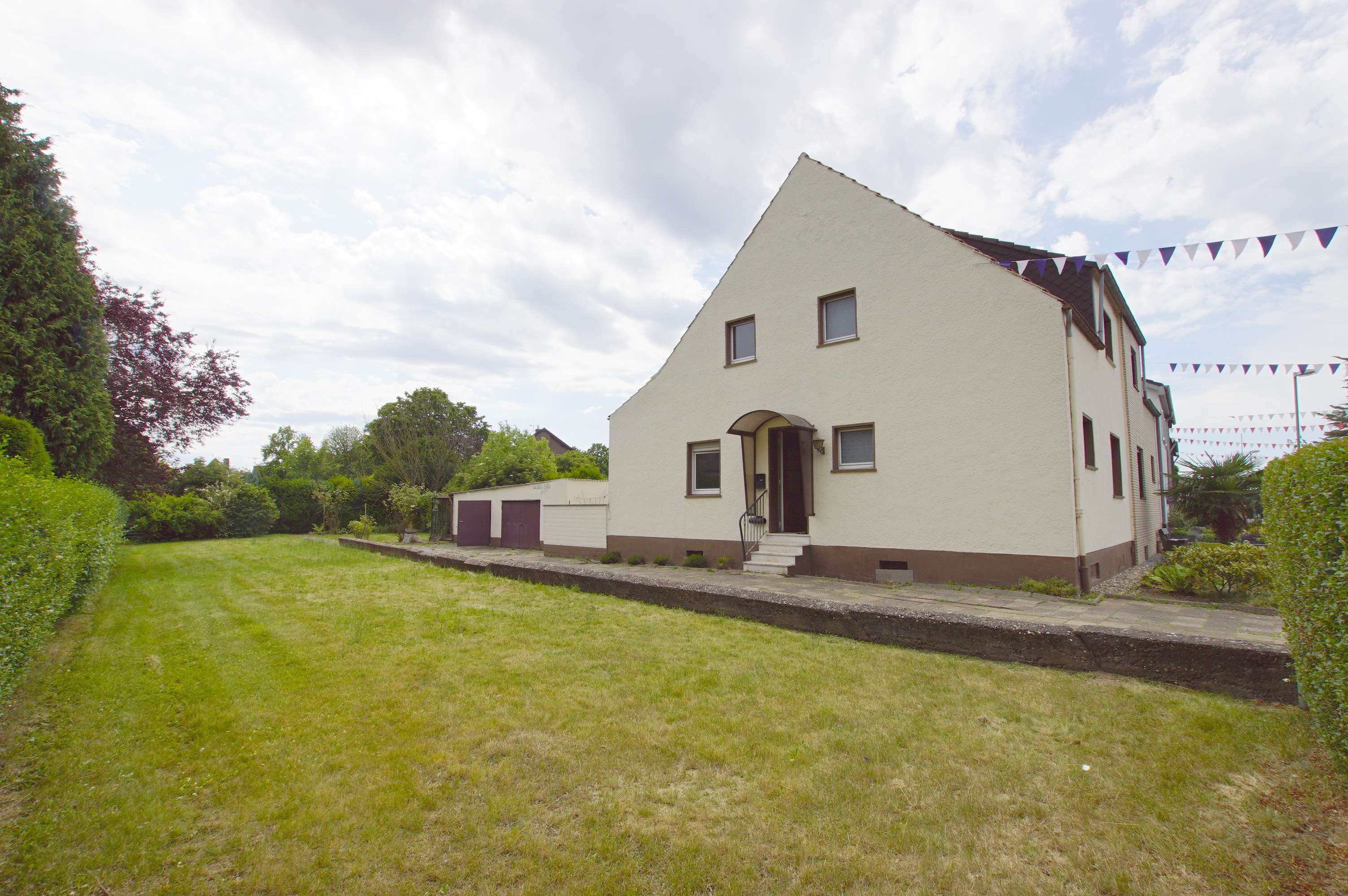 Verkauft! Doppelhaushälfte mit riesigem Ausbaupotenzial in Neuss-Grefrath