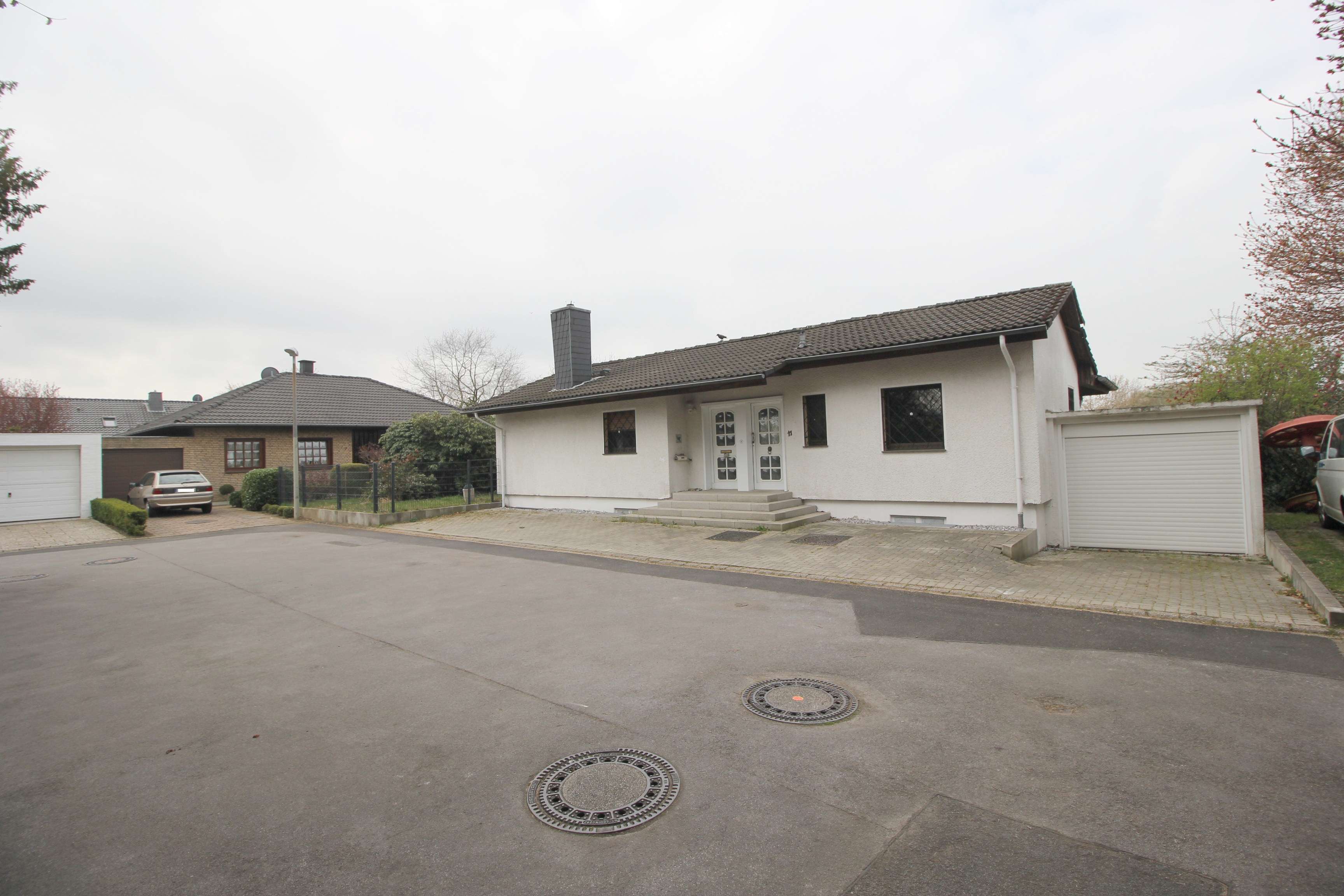 Verkauft! Freistehender Bungalow mit Garage, Garten und Blick ins Grüne