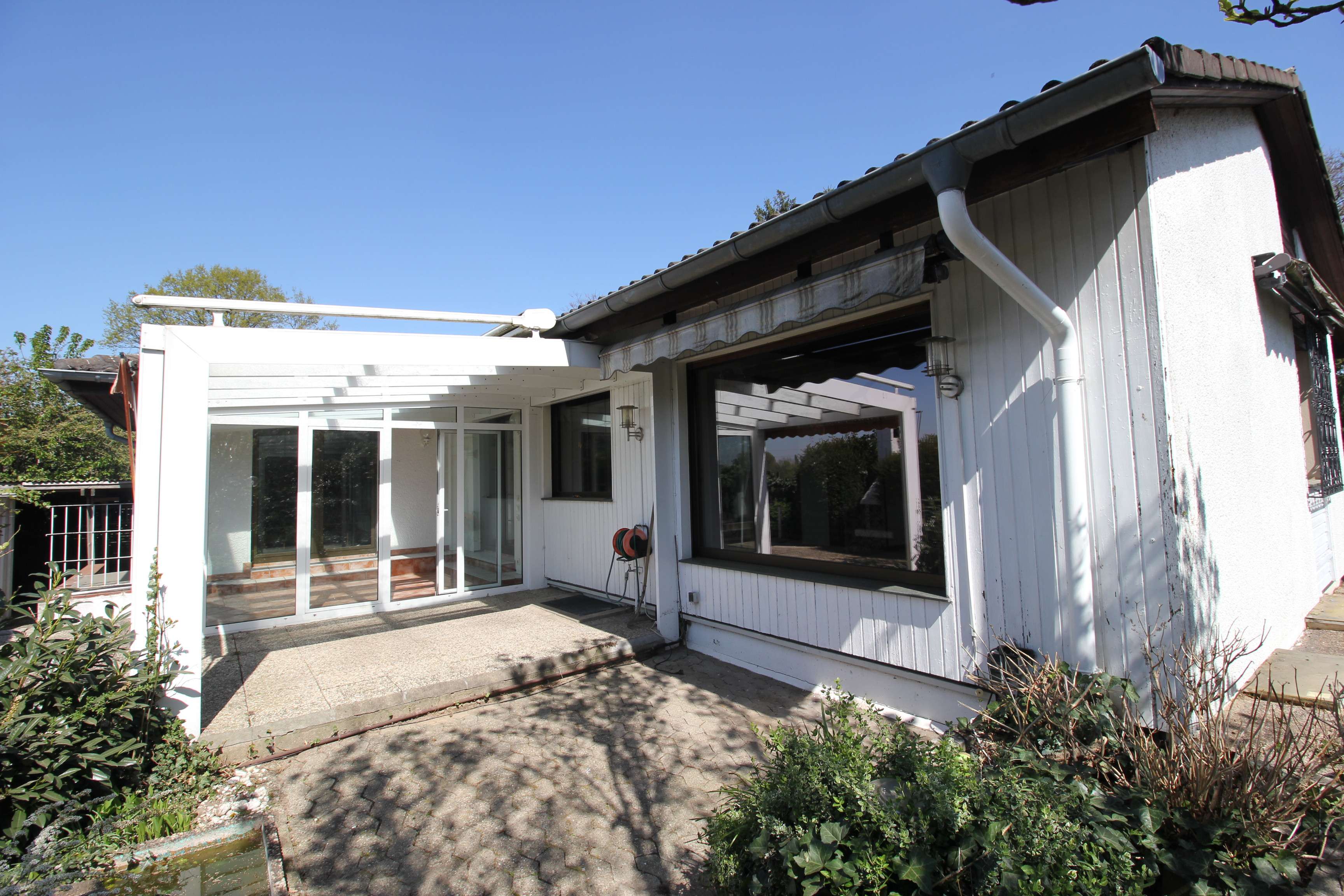 Verkauft! Freistehender Bungalow mit Garage, Garten und Blick ins Grüne