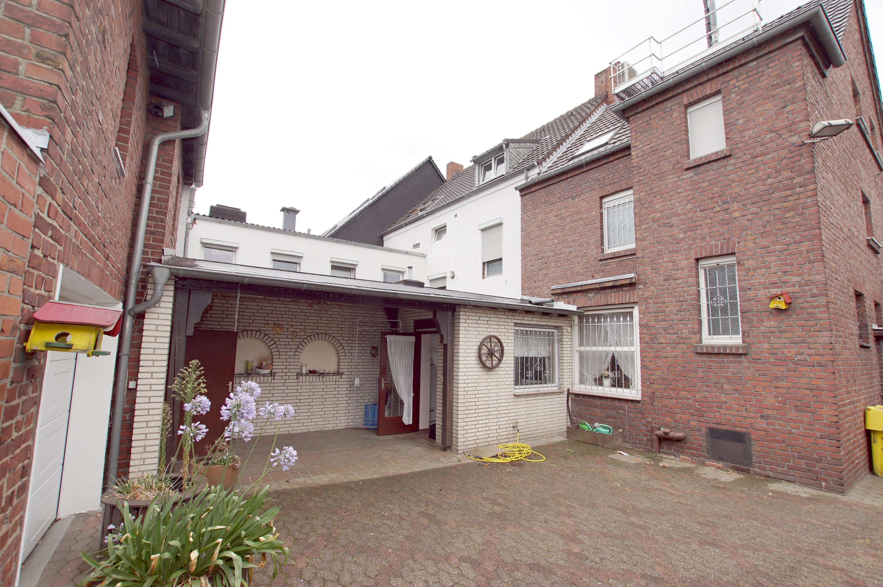 Einfamilienhaus mit Innenhof, Garagen und großem Garten in