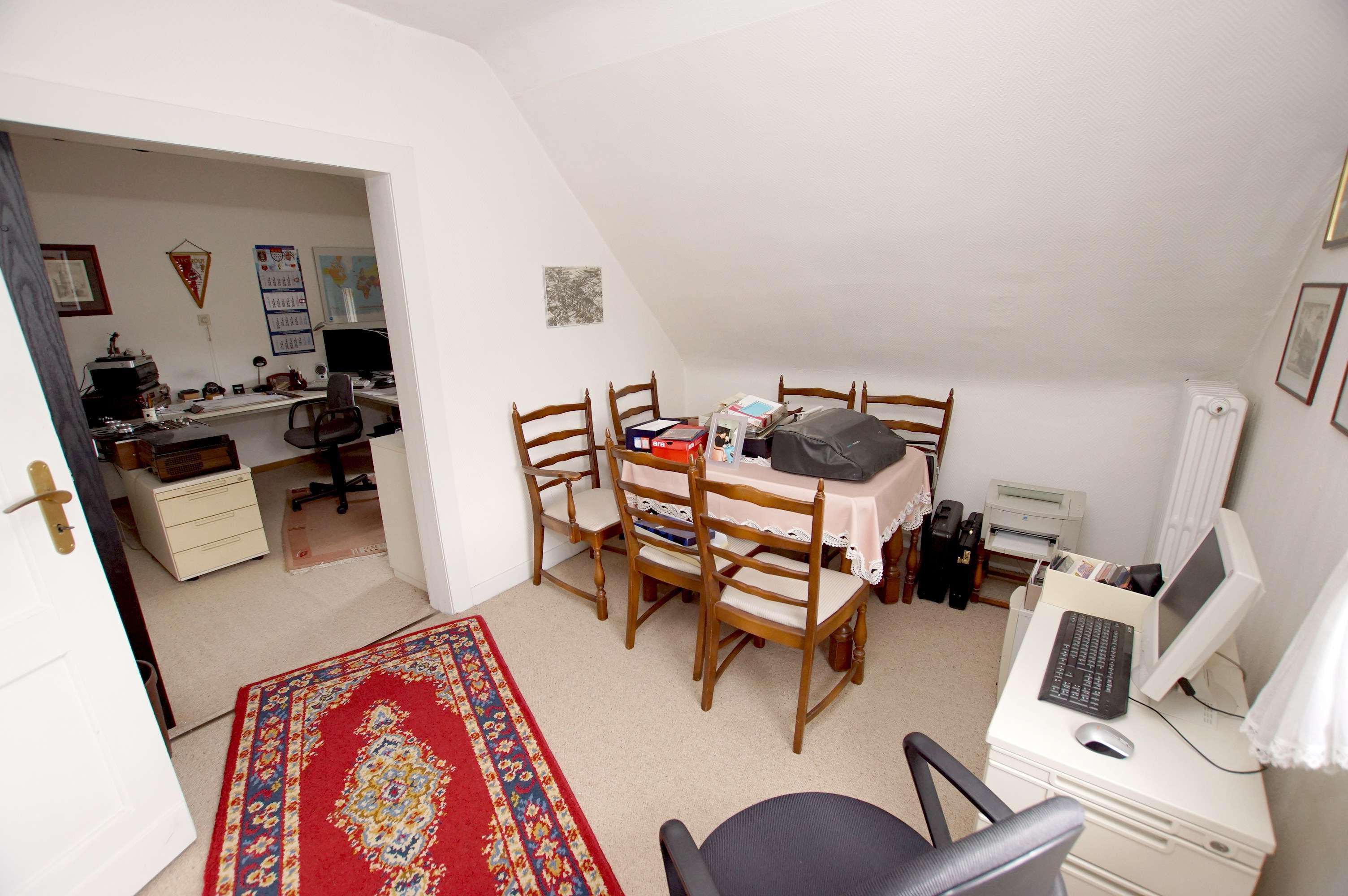 Einfamilienhaus mit Innenhof, Garagen und großem Garten in guter