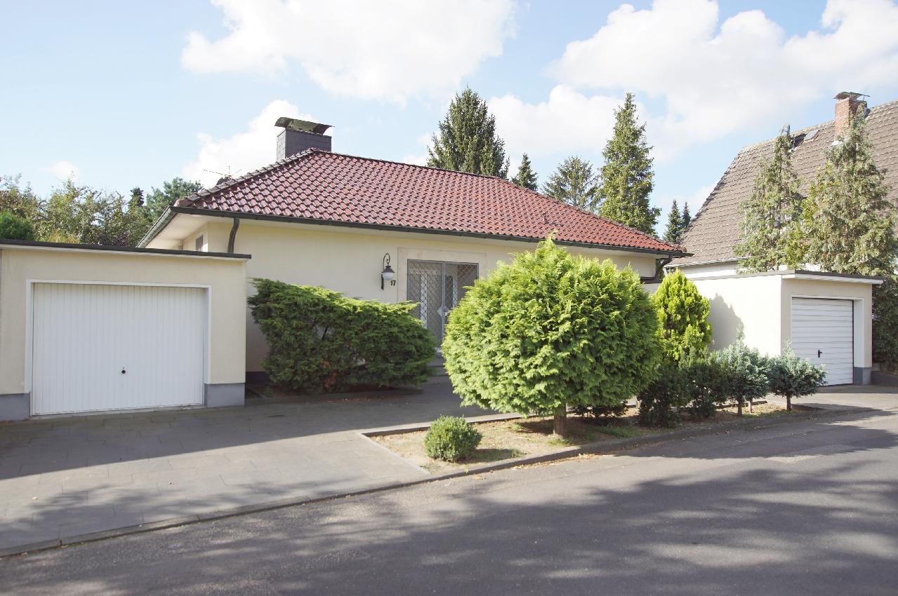 Verkauft! Freistehender Bungalow mit 2 Garagen und traumhaftem Garten