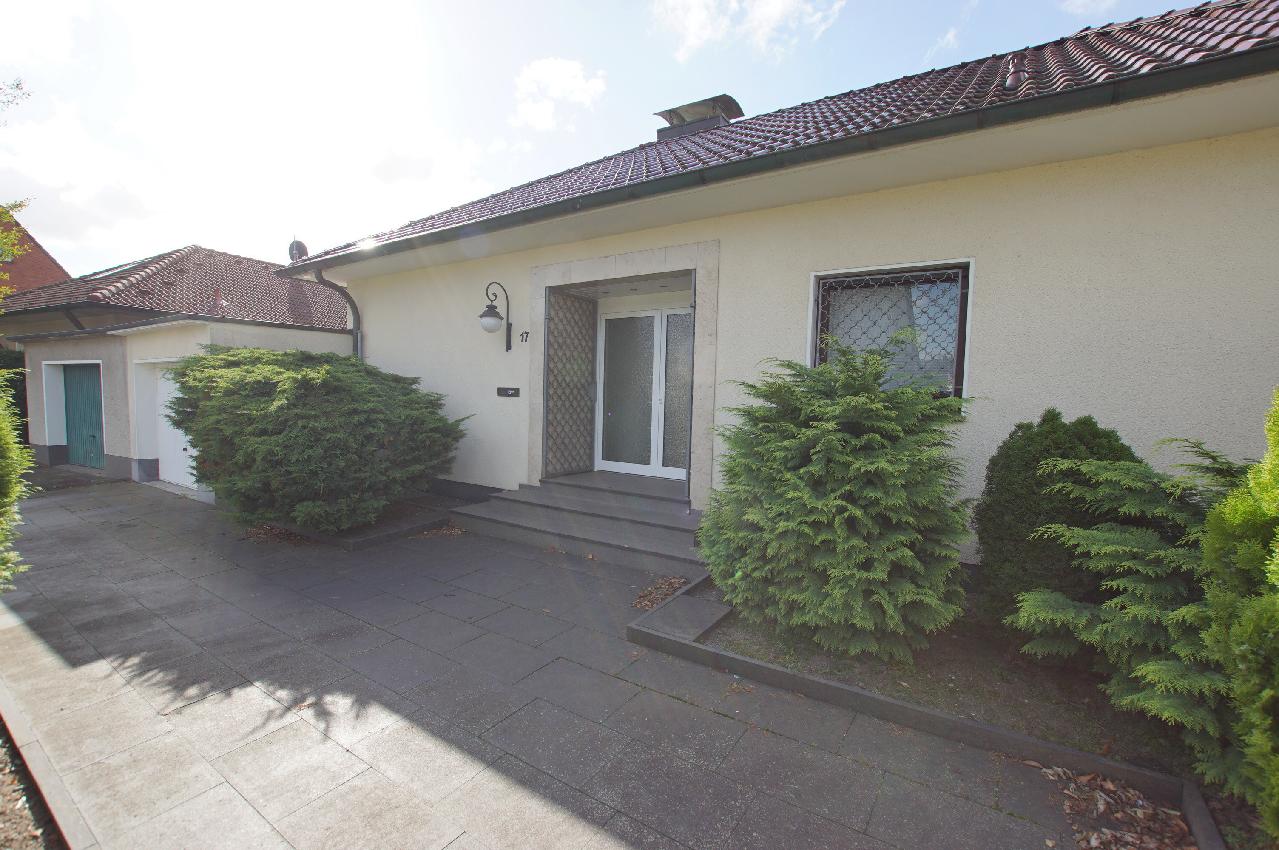 Verkauft! Freistehender Bungalow mit 2 Garagen und traumhaftem Garten
