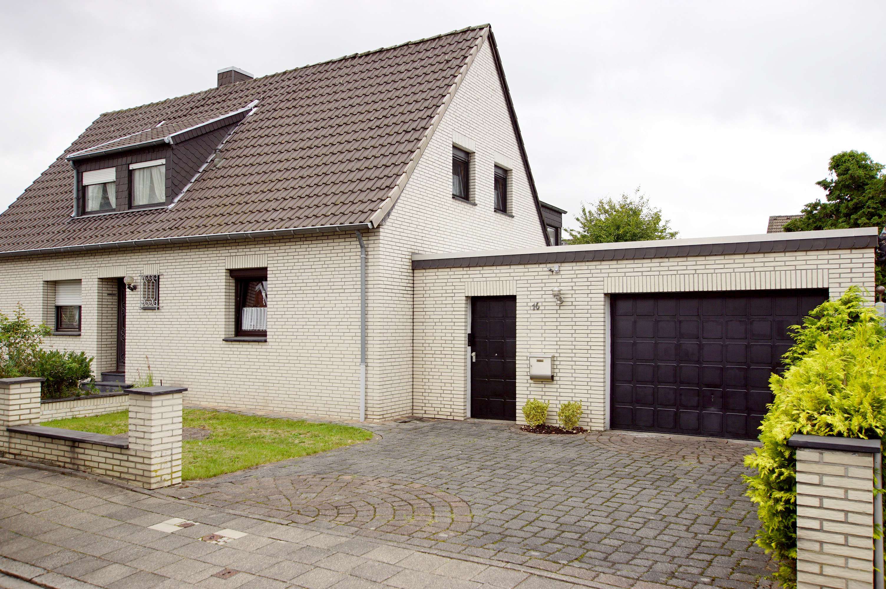 Verkauft! Gepflegtes 1-Familienhaus mit schönem Garten und Garage, kurzfristig frei !!!