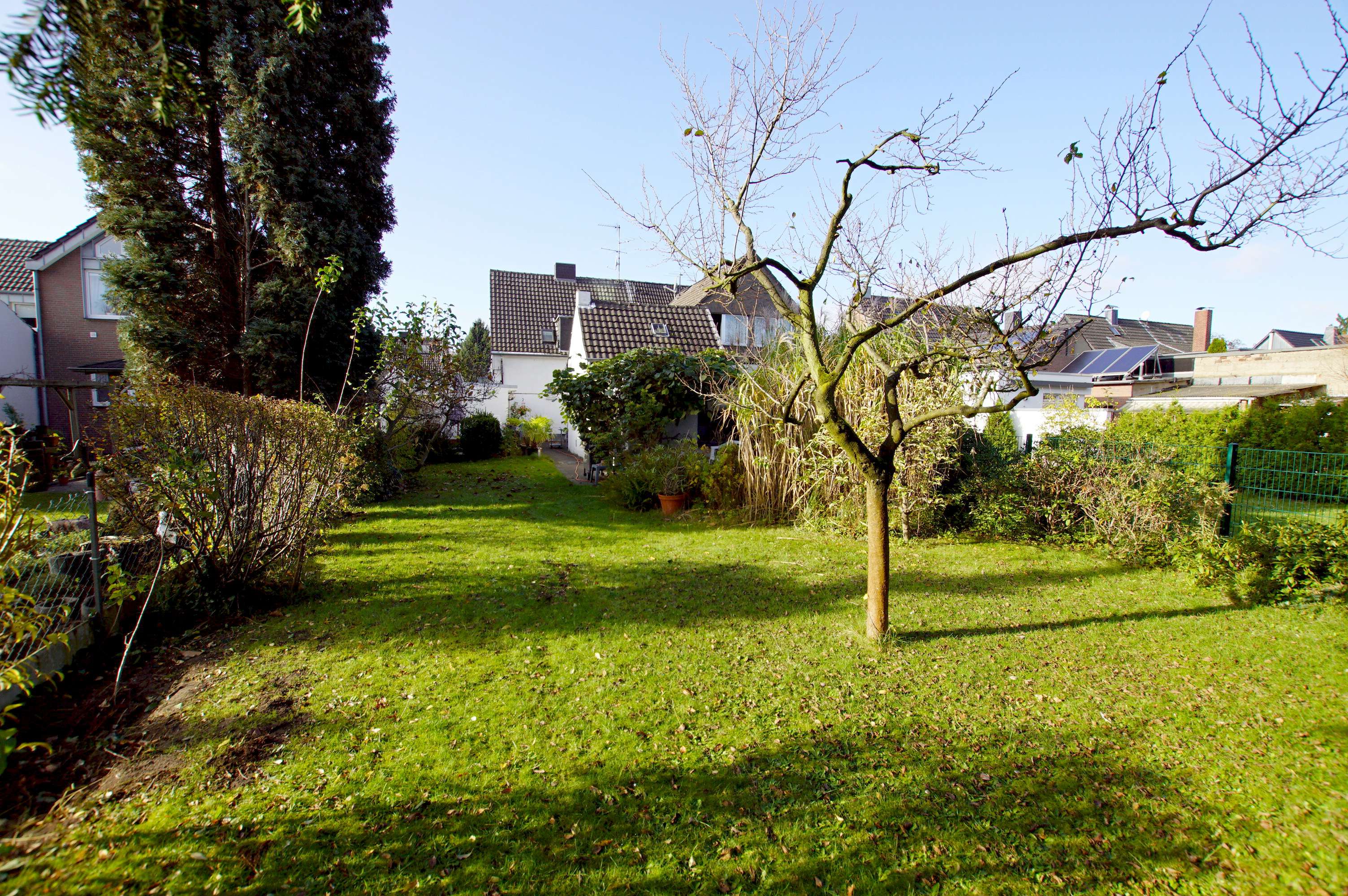 Verkauft! Sanierungsbed. DHH mit großem Gartengebäude, Garten u. Garage