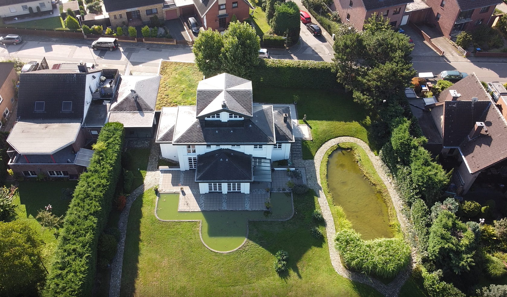 Verkauft! Luxuriöse Villa mit Parkgrundstück, Sauna, Schwimmbad, Kamin u. hellem Showroom