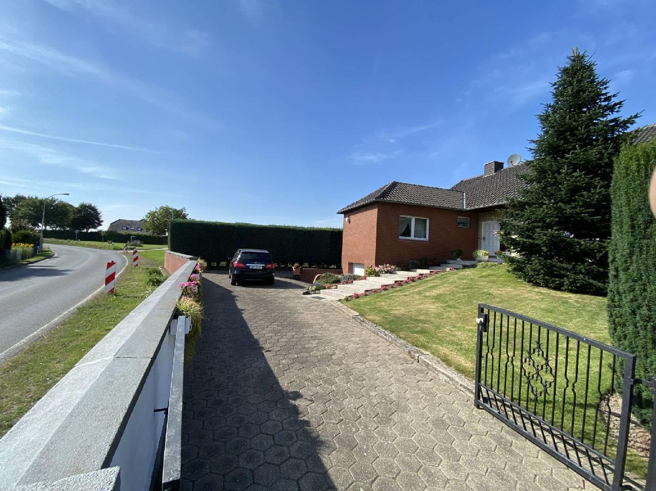 Verkauft! Freistehendes Einfamilienhaus mit Garten und Garage, sehr