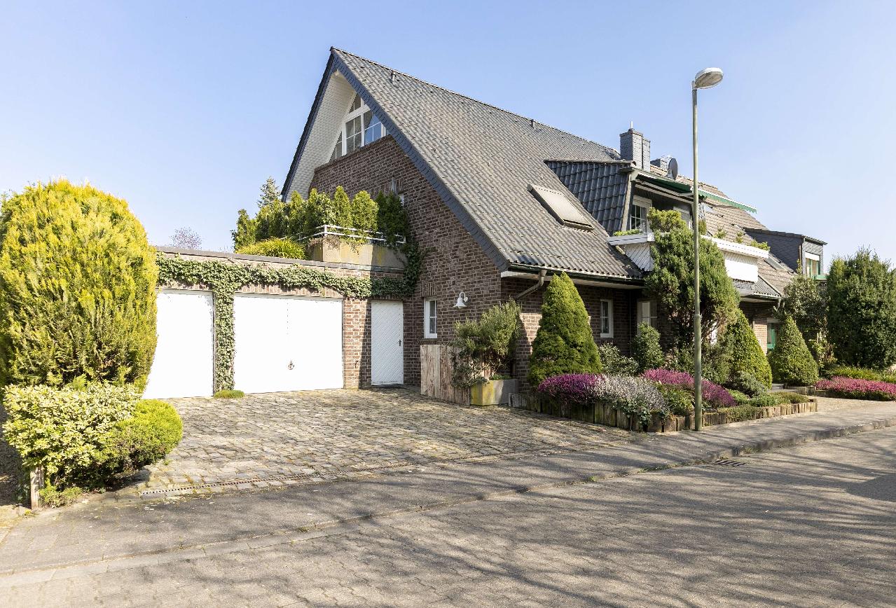 Verkauft! Neuss-Norf: Großes Einfamilienhaus mit 2 Garagen, Kamin und schönem Garten