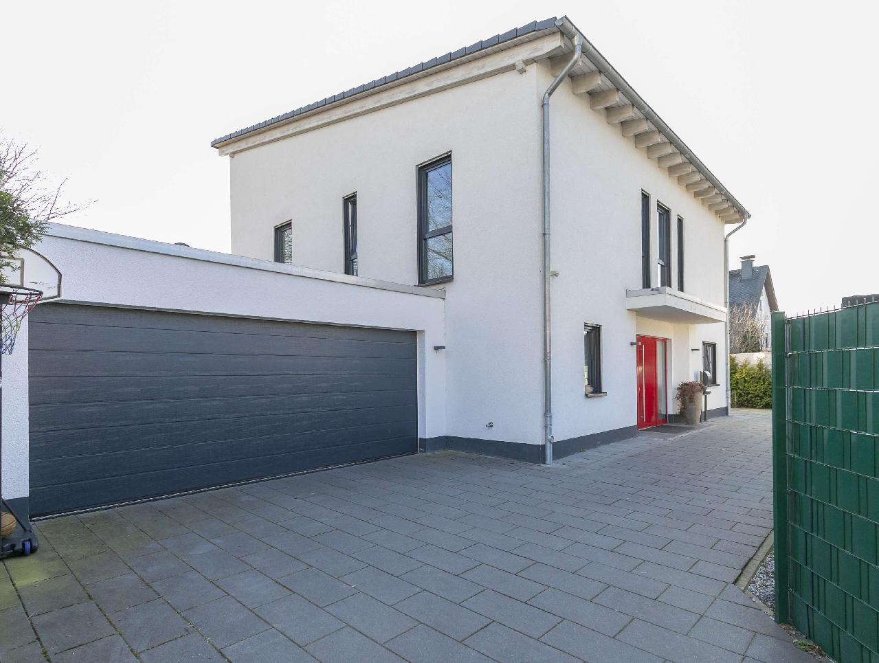 Verkauft! Freistehendes Einfamilienhaus mit Kamin, Einbauküche und großer Garage