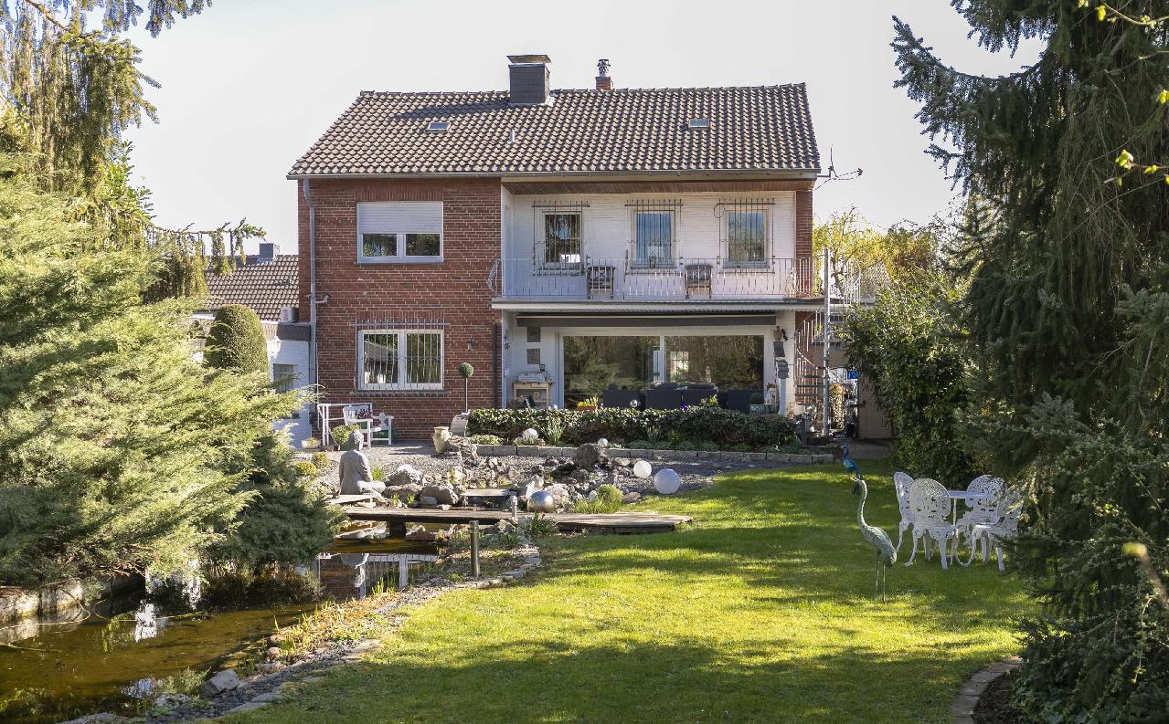 Verkauft! Neuss-Holzheim: Freistehendes Einfamilienhaus mit großem Garten und Garage