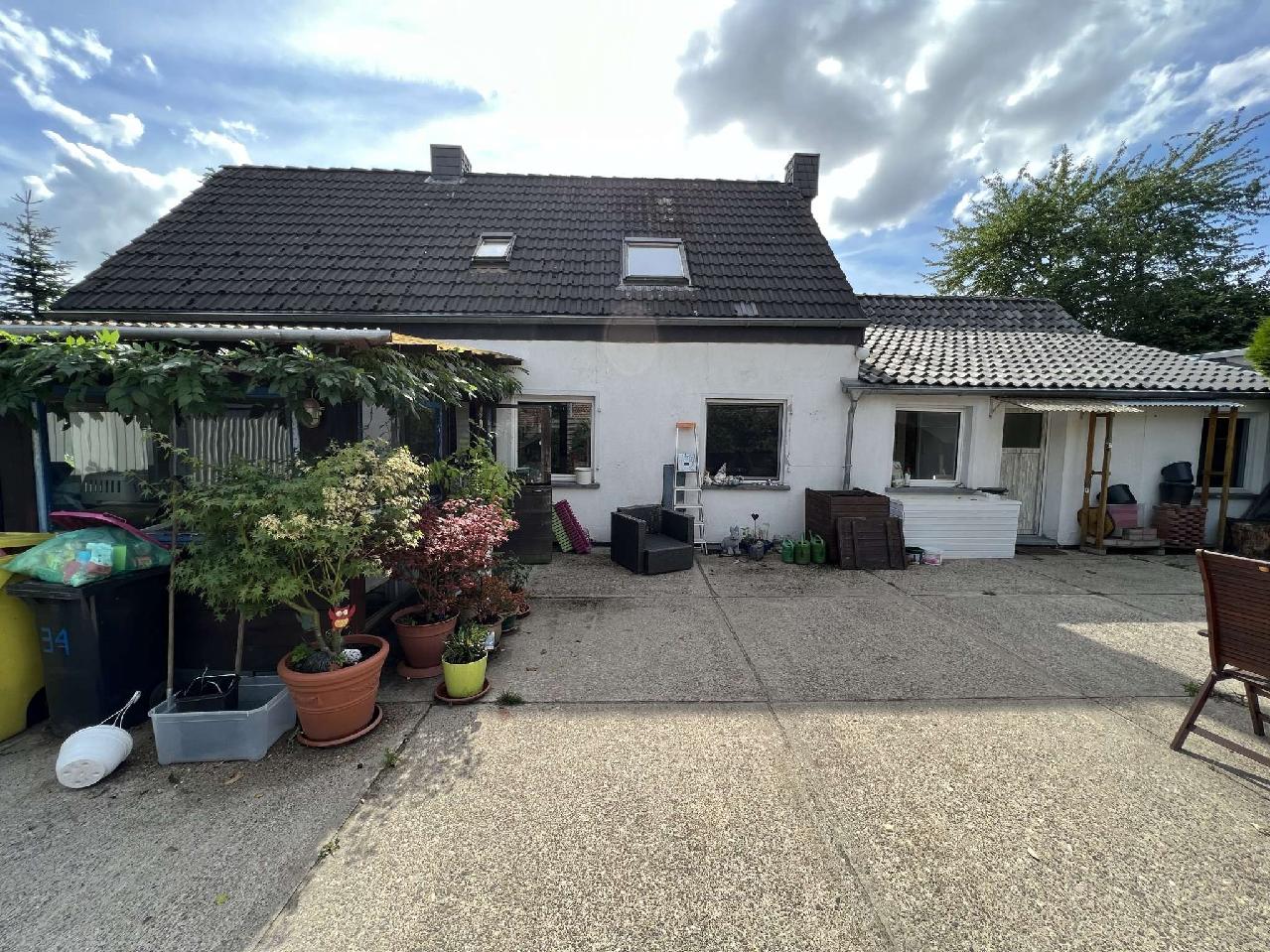 Verkauft! Freistehendes Einfamilienhaus mit Garten, Hof und Büro