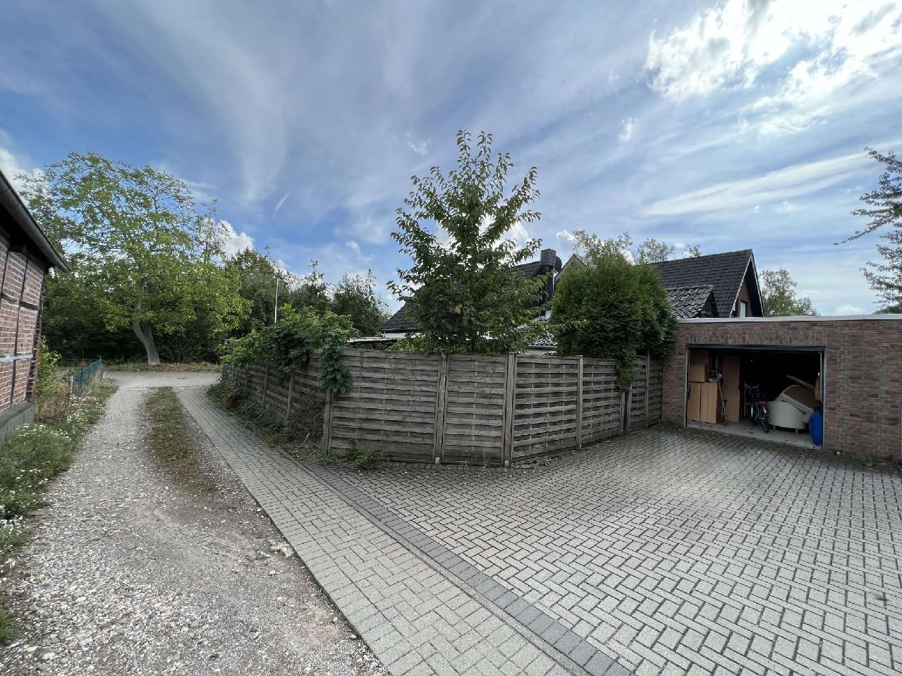 Verkauft! Freistehendes Einfamilienhaus mit Garten, Hof und Büro
