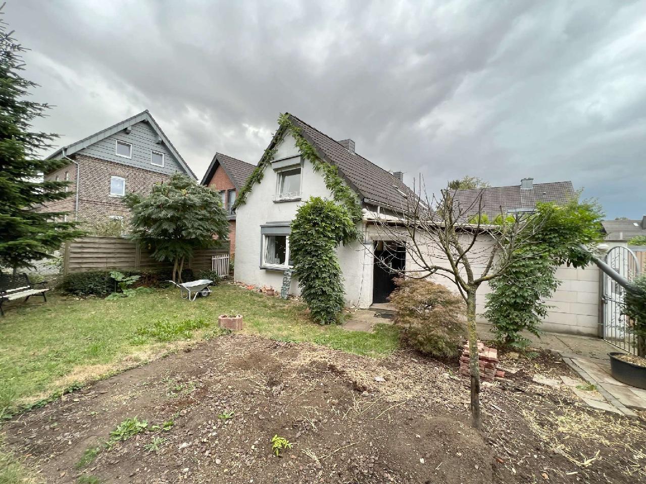 Verkauft! Freistehendes Einfamilienhaus mit Garten, Hof und Büro