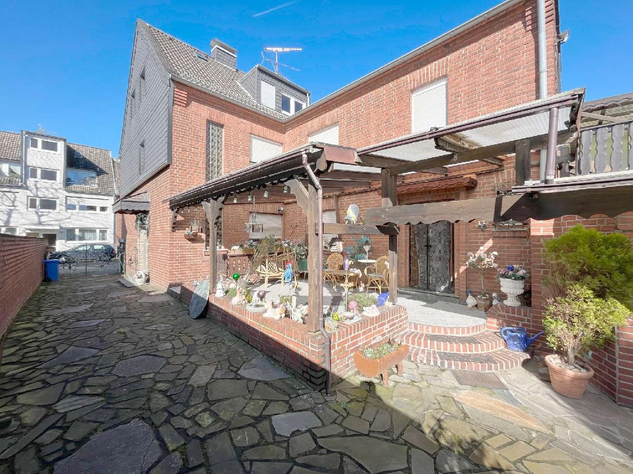 Verkauft!! Modernisierungsbedürftige Doppelhaushälfte in Neuss-Holzheim