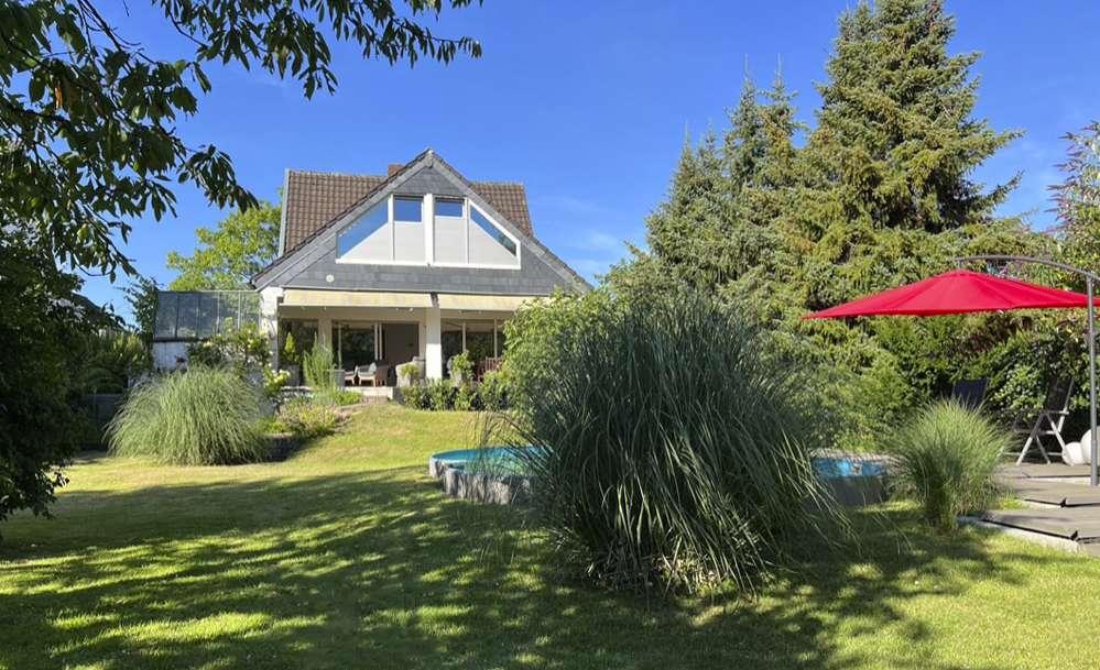 Freistehendes 1-Fam.-Haus mit schönem Garten, Swimming-Pool u. Büro. Kurzfristig frei!