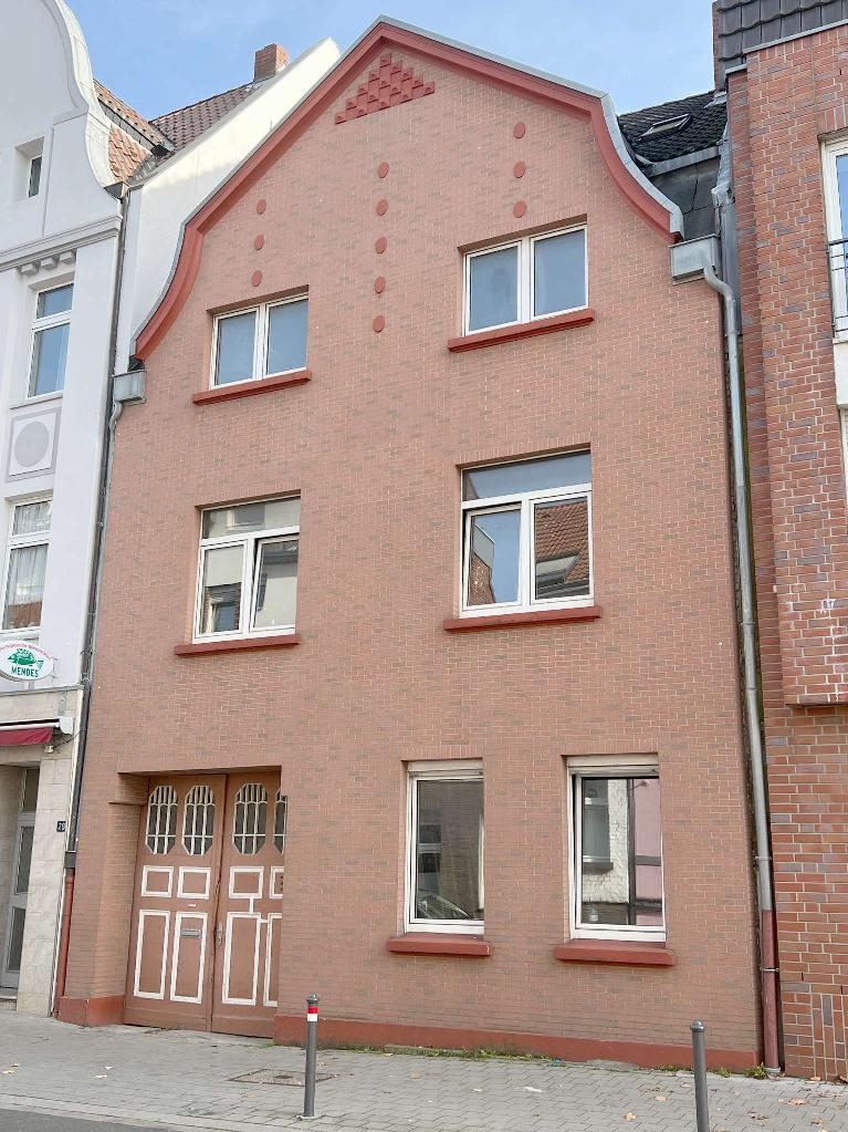 Sanierungsbedürftiges Stadthaus mit Durchfahrt, großer Garage und Garten