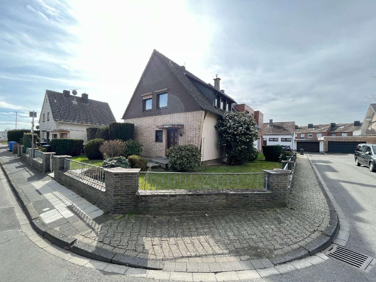 Sanierungsbedürftige DHHmit Garten und Garage in begehrter Lage von Kaarst-Büttgen
