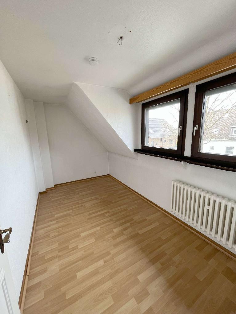 Verkauft! KaarstBüttgen Sanierungsbedürftige DHH in mit Garage und Garten