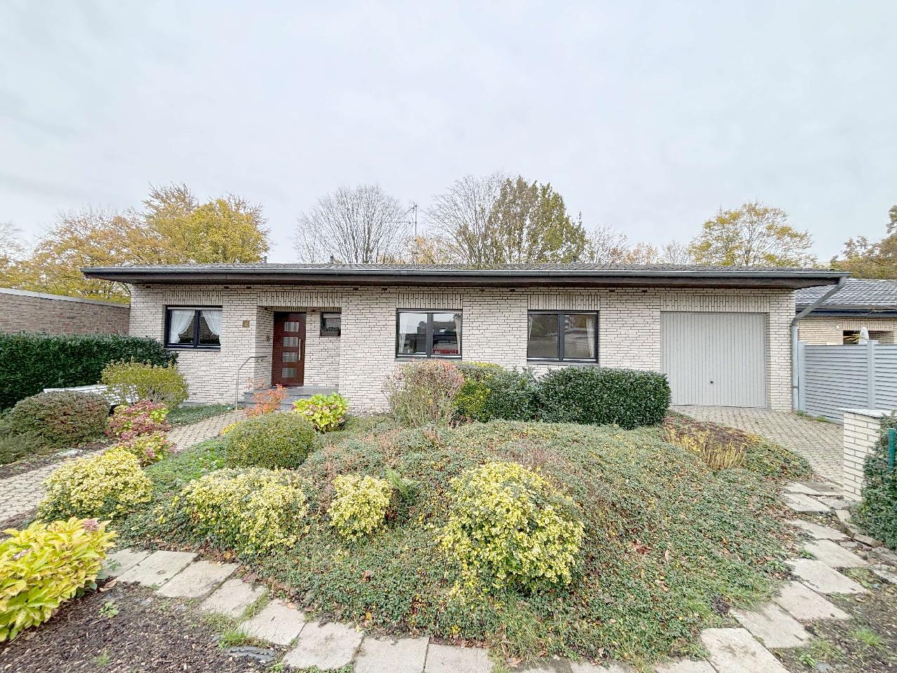 Verkauft! Familienfreundlicher Bungalow mit Garten, Garage und Kamin