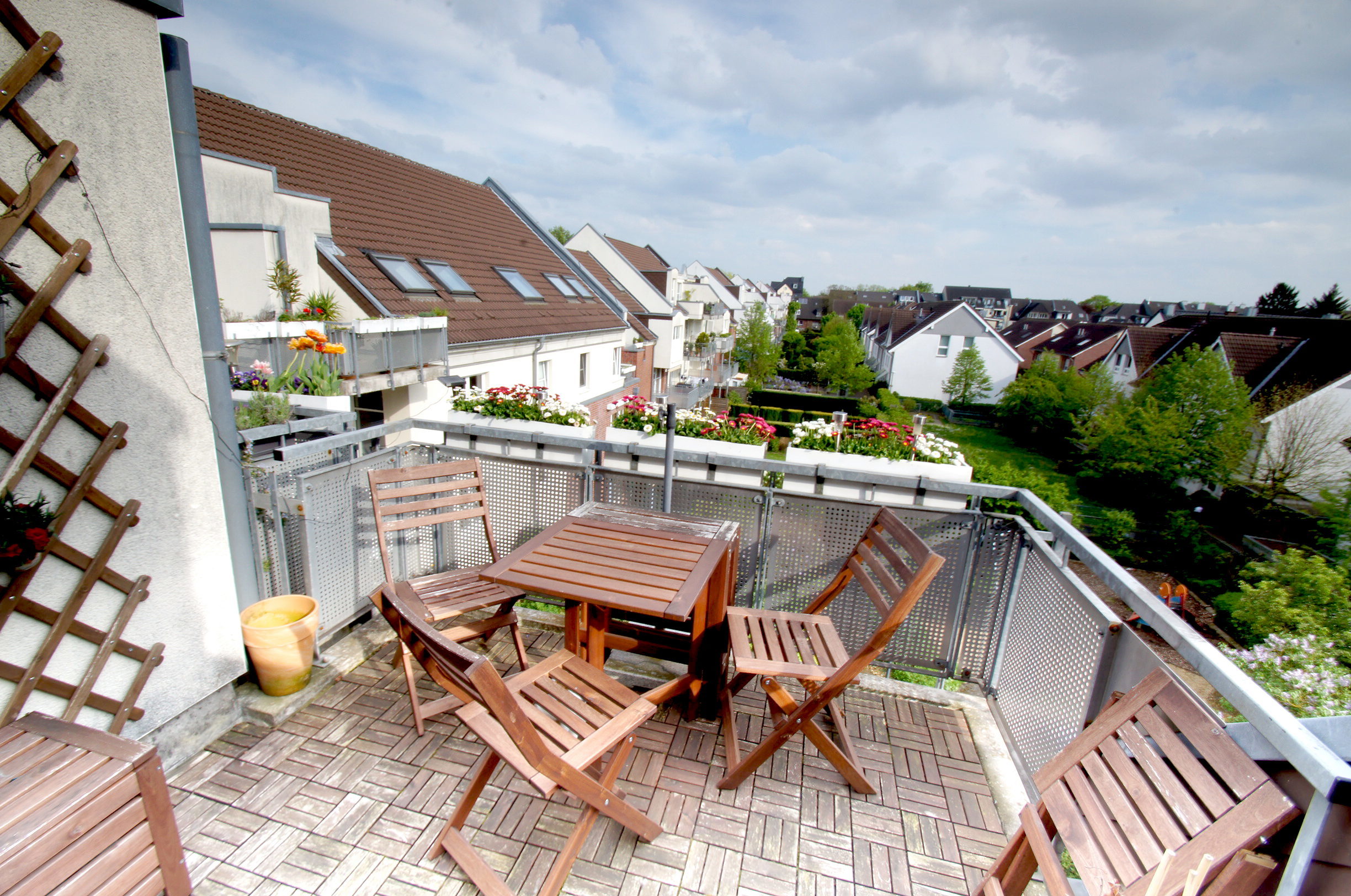 VERMIETET! Neusser Nordstadt: Helle, gemütliche 2-Zim.- Dachgeschosswhg mit schönem Sonnenbalkon