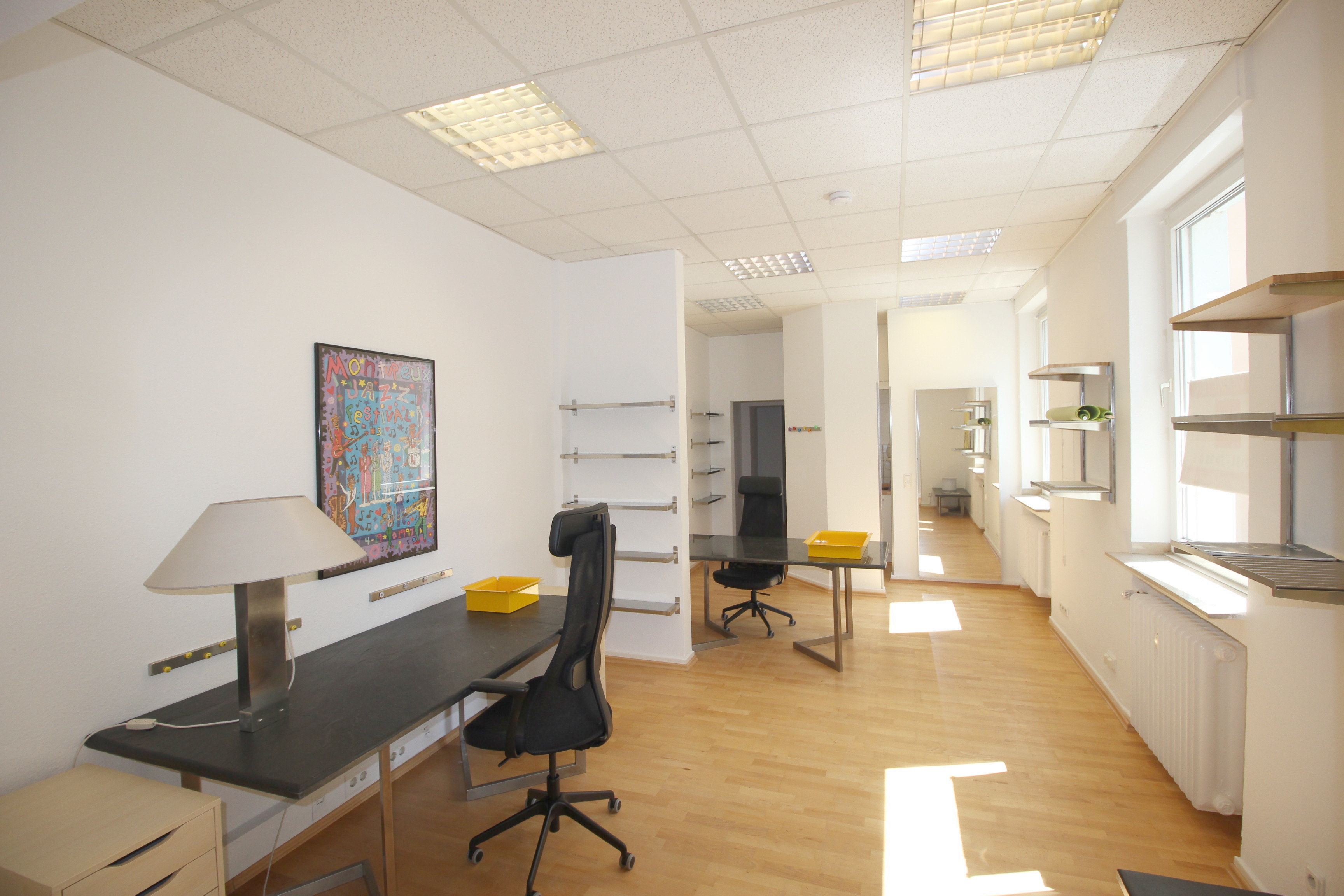 Vermietet! Möbliertes Büro mit Stellplatz und EBK in der Neusser Innenstadt