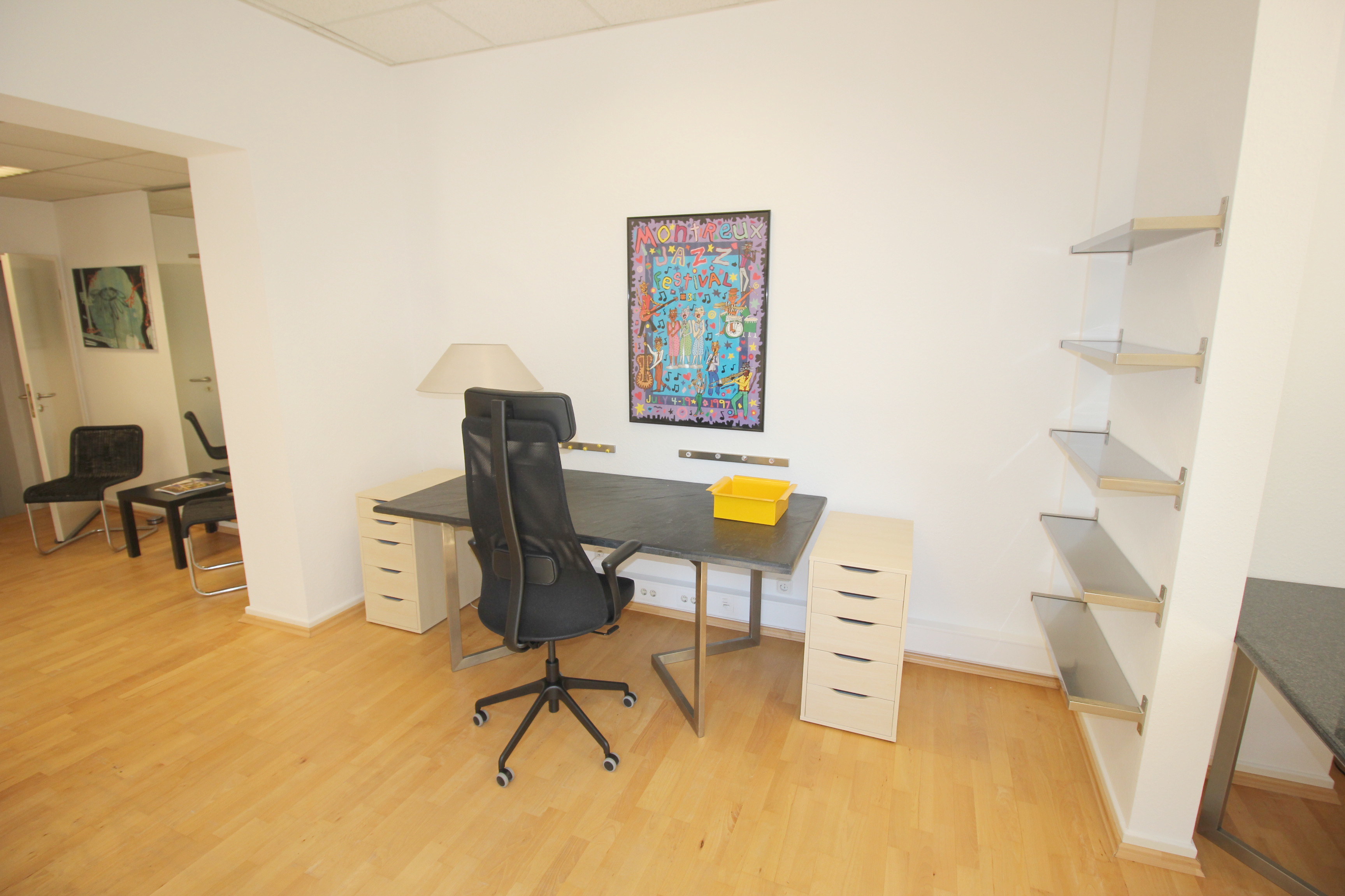 Vermietet! Möbliertes Büro mit Stellplatz und EBK in der Neusser Innenstadt