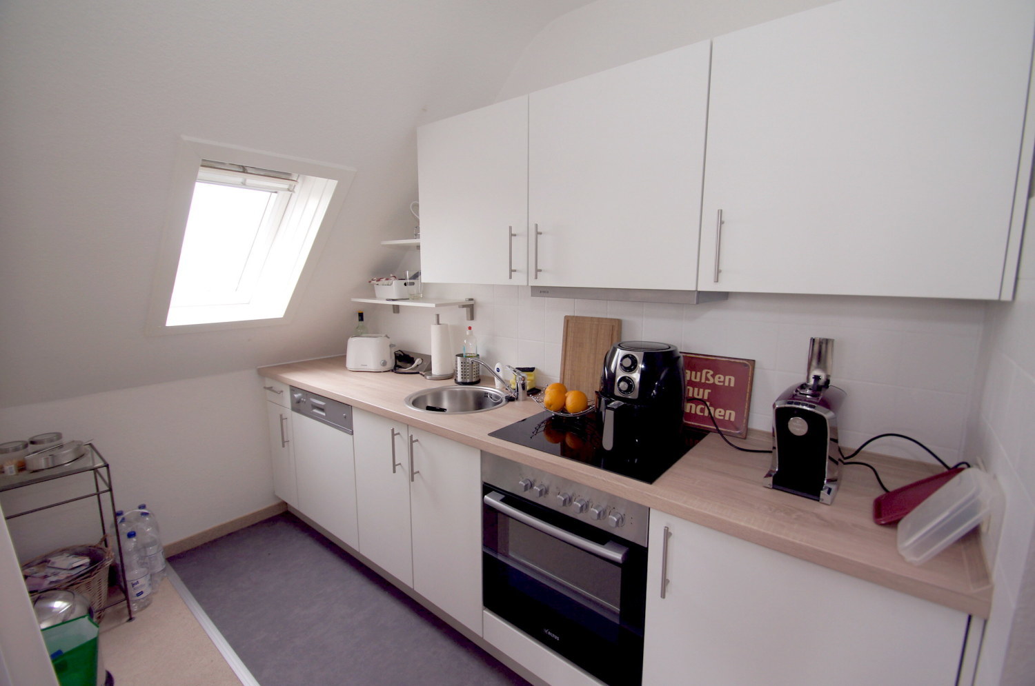 Vermietet! Möbliertes Apartment mit Duschbad u. neuwertiger EBK in NE