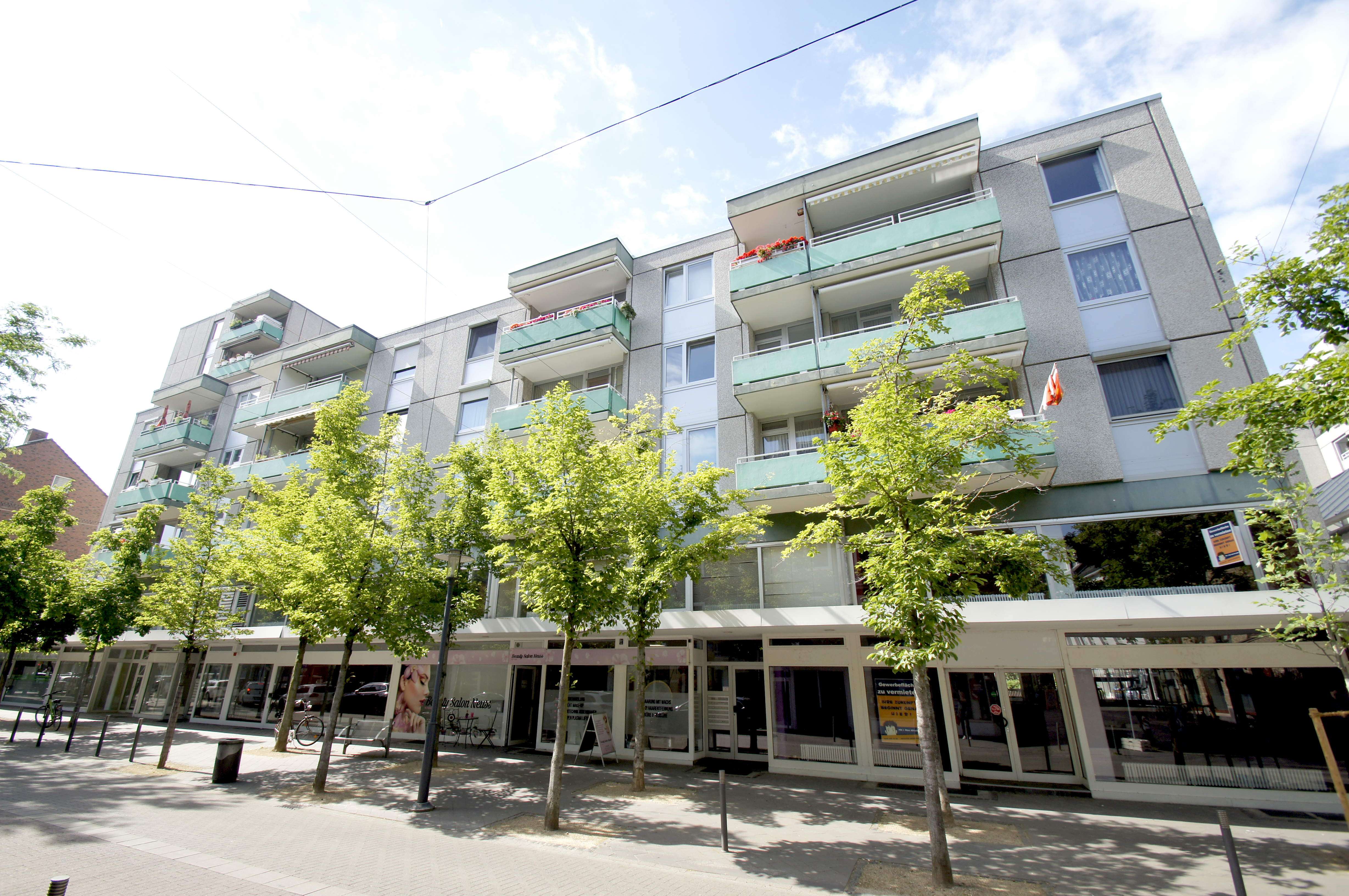 Vermietet! NEUSS-INNENSTADT: Helles Apartment mit Balkon, EBK, Duschbad, Aufzug  und  Schwimmbadbenutzung