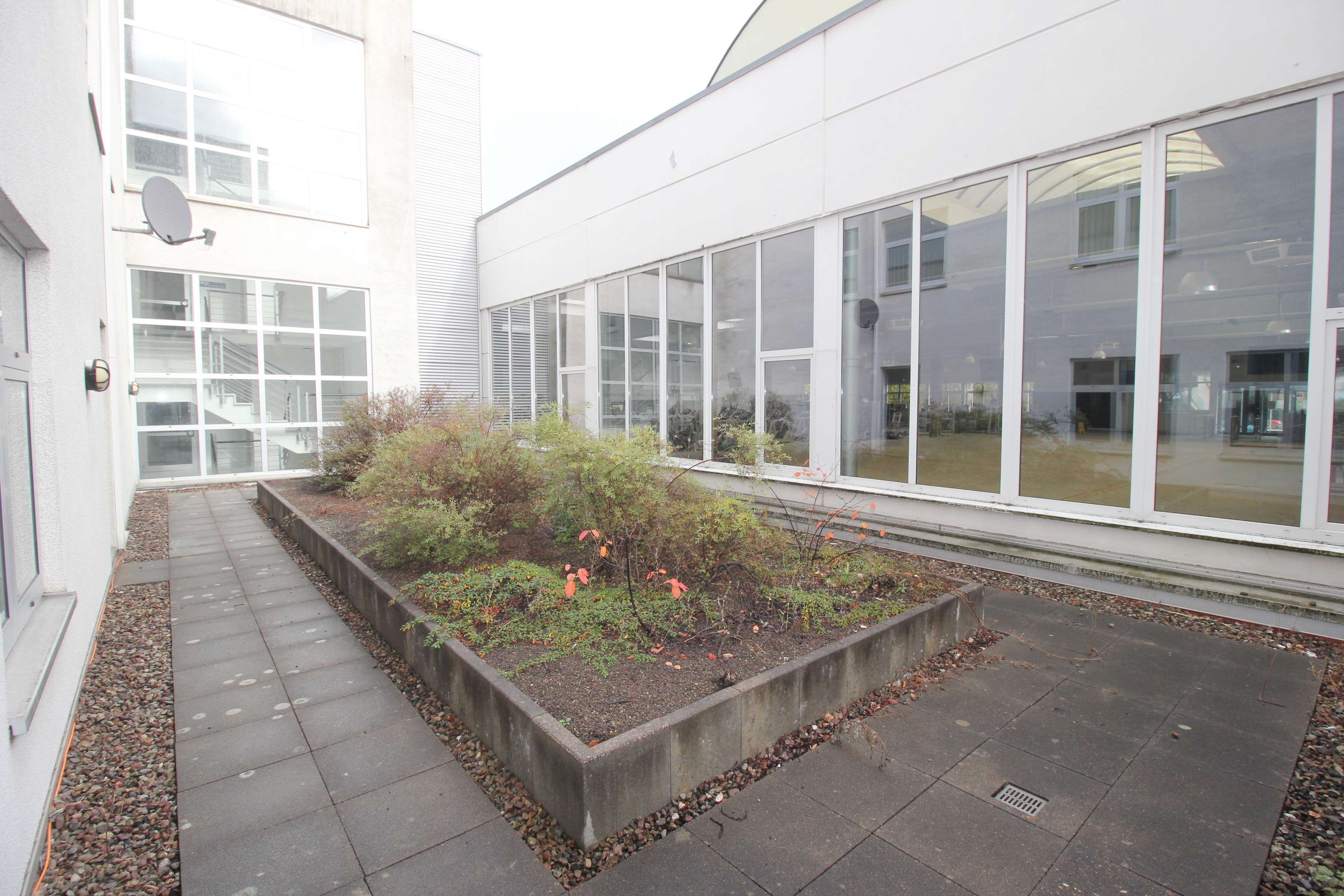 Vermietet! Barrierefreie Büroetage mit Stellplätzen in