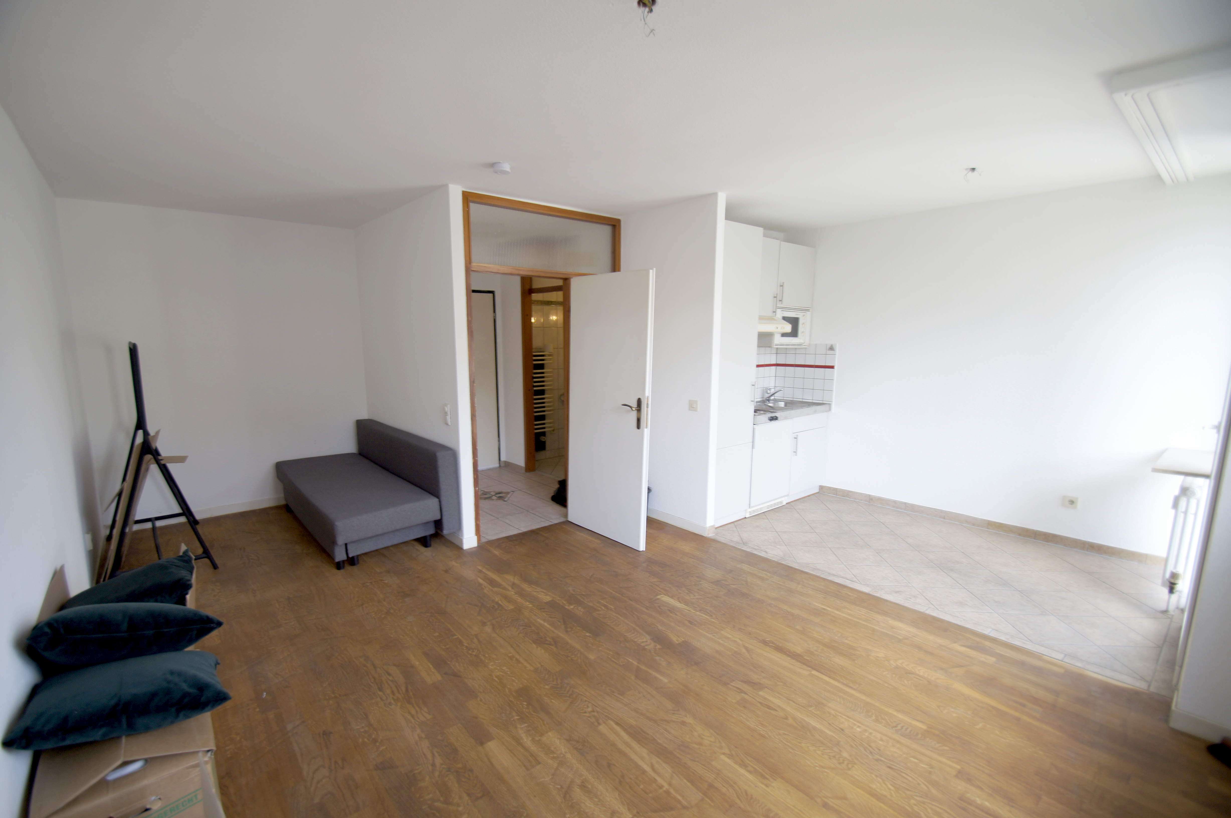 Vermietet! Helles Apartment mit Balkon, EBK, Duschbad, Aufzug und