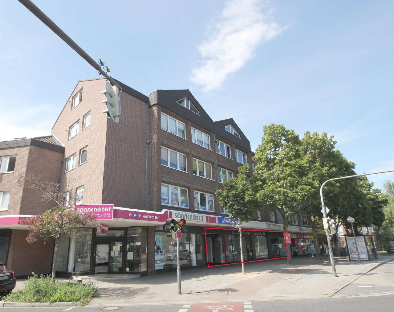 Vermietet! Helles Ladenlokal mit großer Fensterfront und Kundenparkplatz