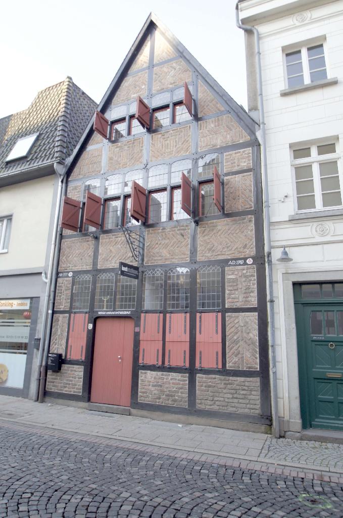 Neusser Innenstadt: Historisches Wohn- und Geschäftshaus mit Dielenböden und toller Atmosphäre
