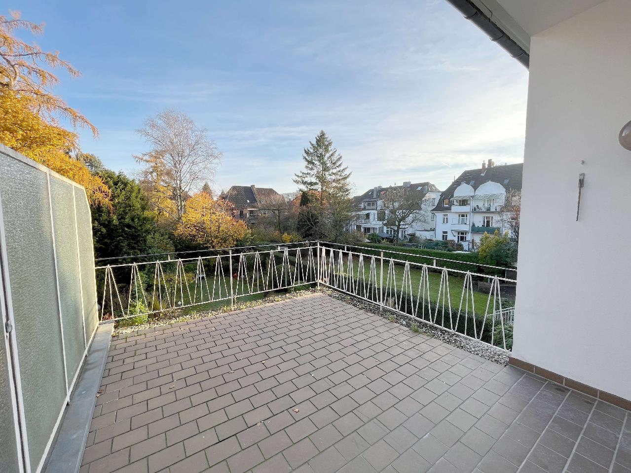 Vermietet! Modernisierte 3-Zim.-Whg. mit großer Dachterrasse u. weiterem Balkon